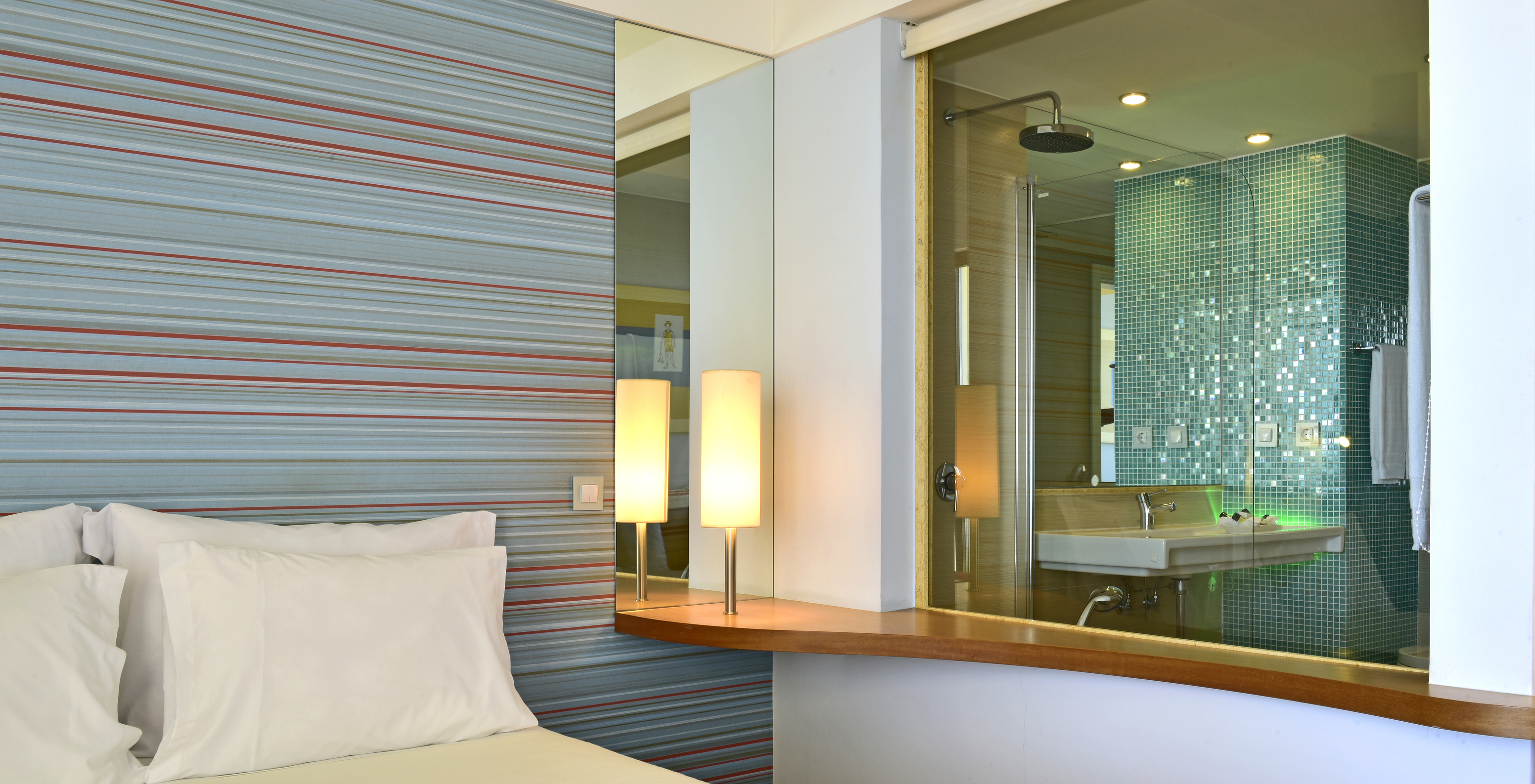 The Deluxe Lateral Sea View at Pestana Dom João II has a view from the room to the bathroom