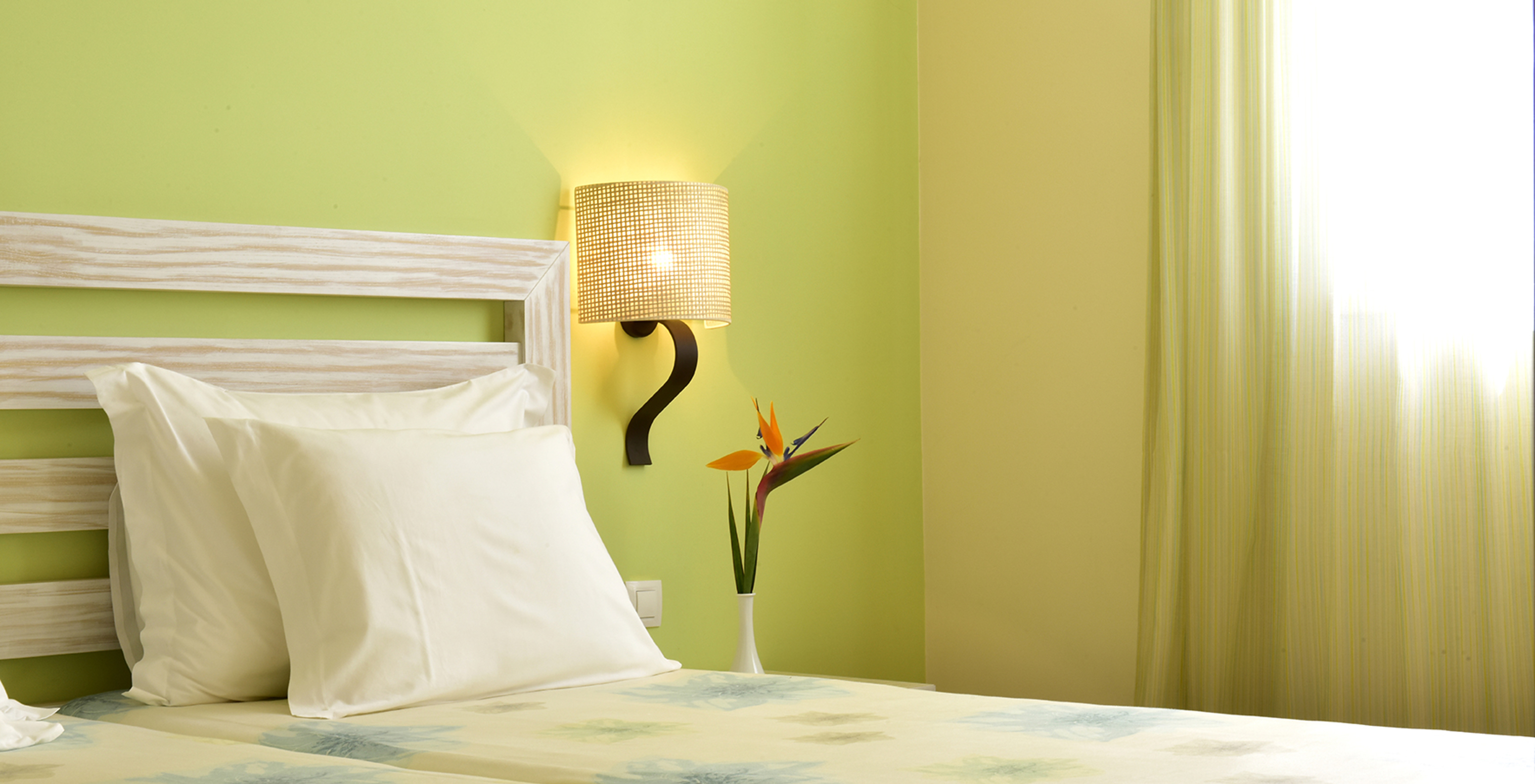 The T2 Suite at Pestana Viking features two single beds with lamp and bedside table