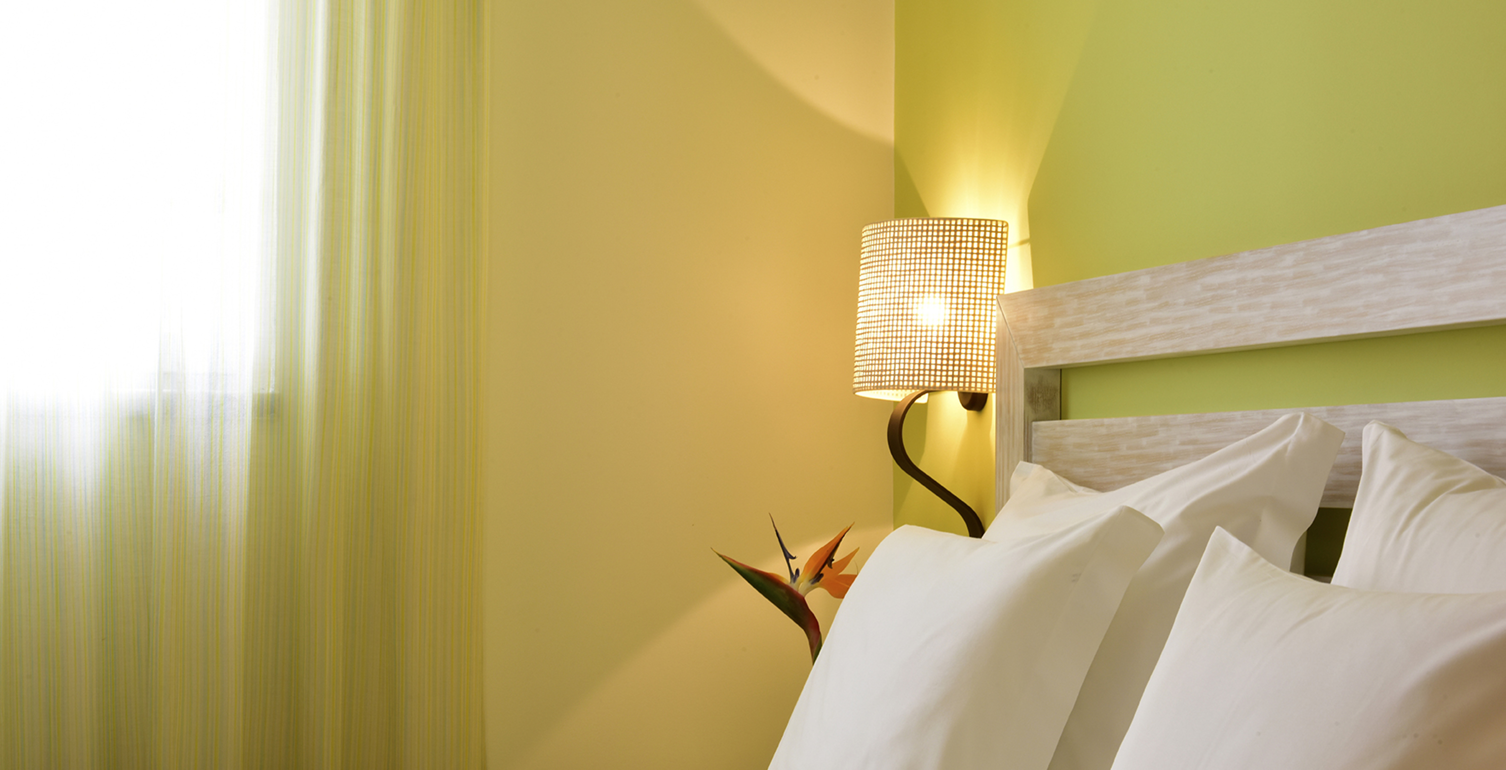 The Deluxe Garden View room at Pestana Viking features two single beds with lamp and bedside table