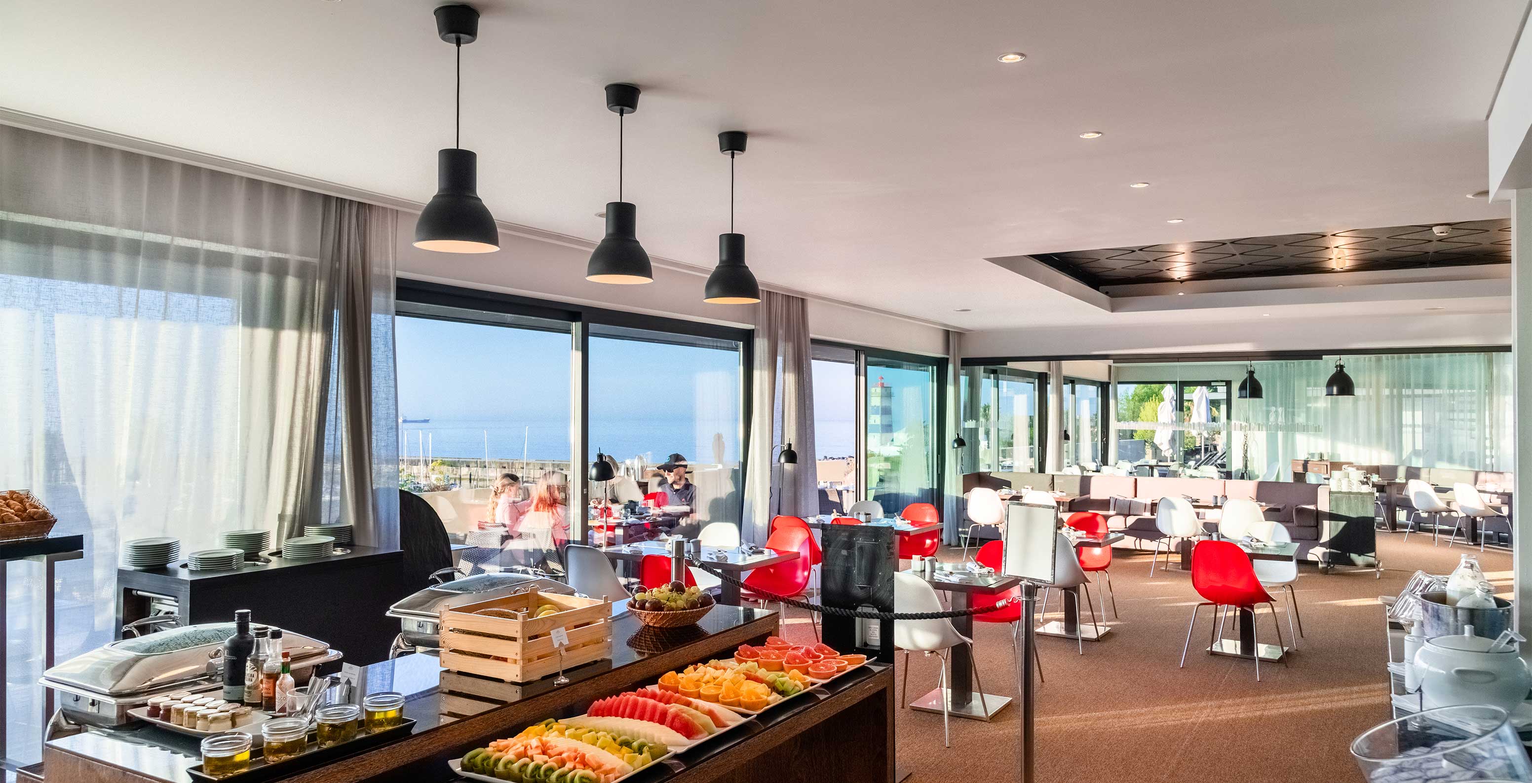 The Maris Stella restaurant at the 5-Star Hotel in Cascais has a spacious dining room and a terrace with a sea view