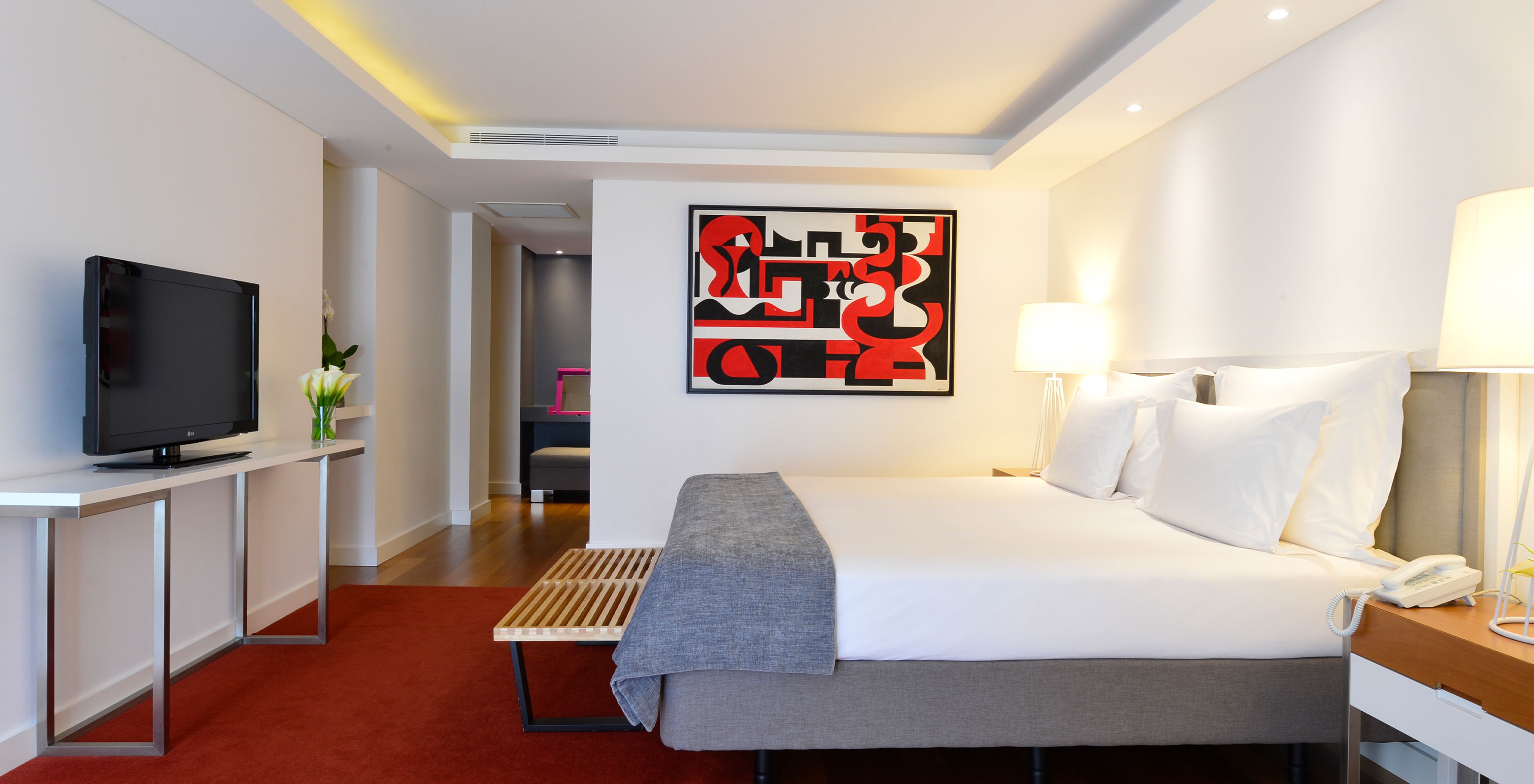 The Presidential Suite at Pestana Cidadela Cascais has a bedroom with a double bed and a wall with a painting