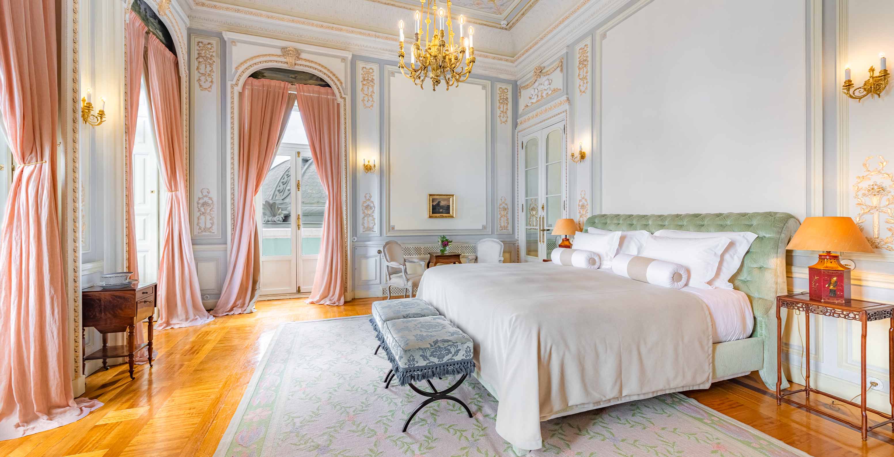 The Suite D. Manuel/D. Luís Filipe do Pestana Palace Lisboa has a large luxurious room with a double bed and a chandelier