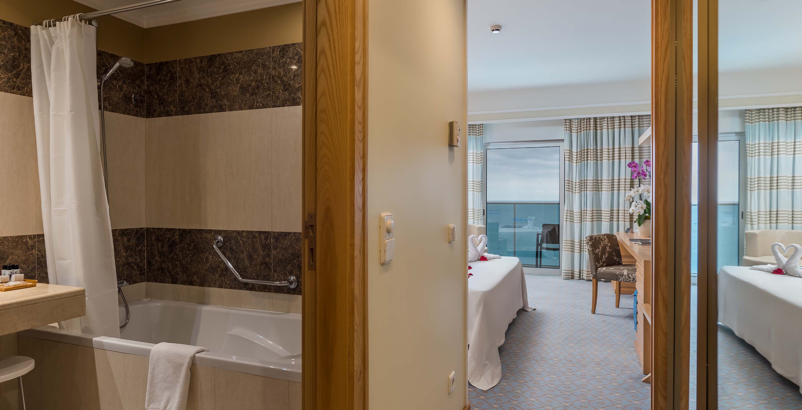 The Classic Double Room with Bay and Sea View at Pestana Carlton Madeira has a bathroom, balcony, and double bed