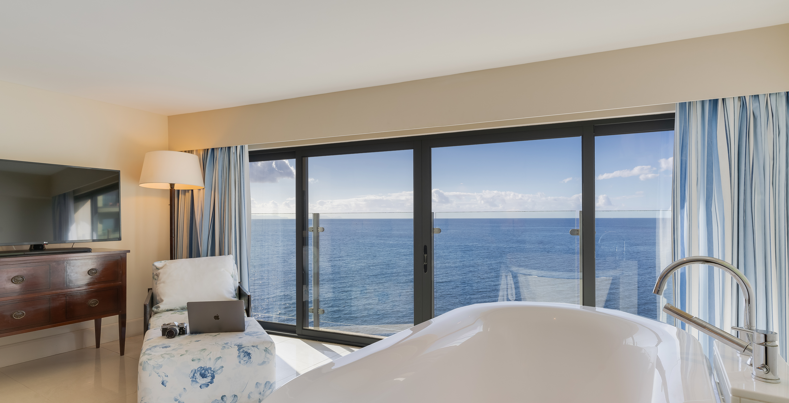 The Duplex Sea View Suite at Pestana Vila Lido Madeira features a bathtub with sea view and a chaise longue