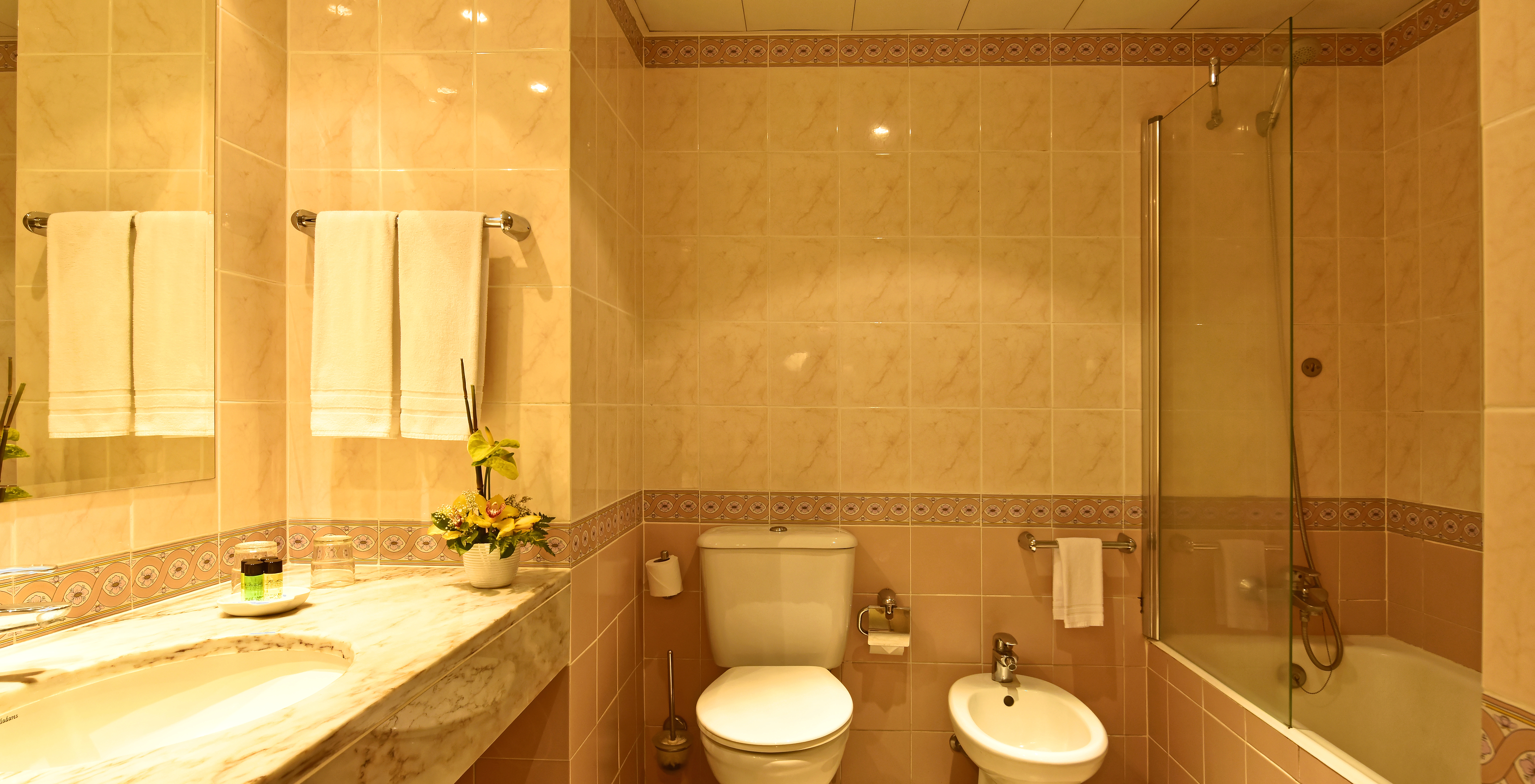 The Superior Twin with Jacuzzi at Pestana Village has a bathroom with toilet, bidet, sink and bathtub with shower