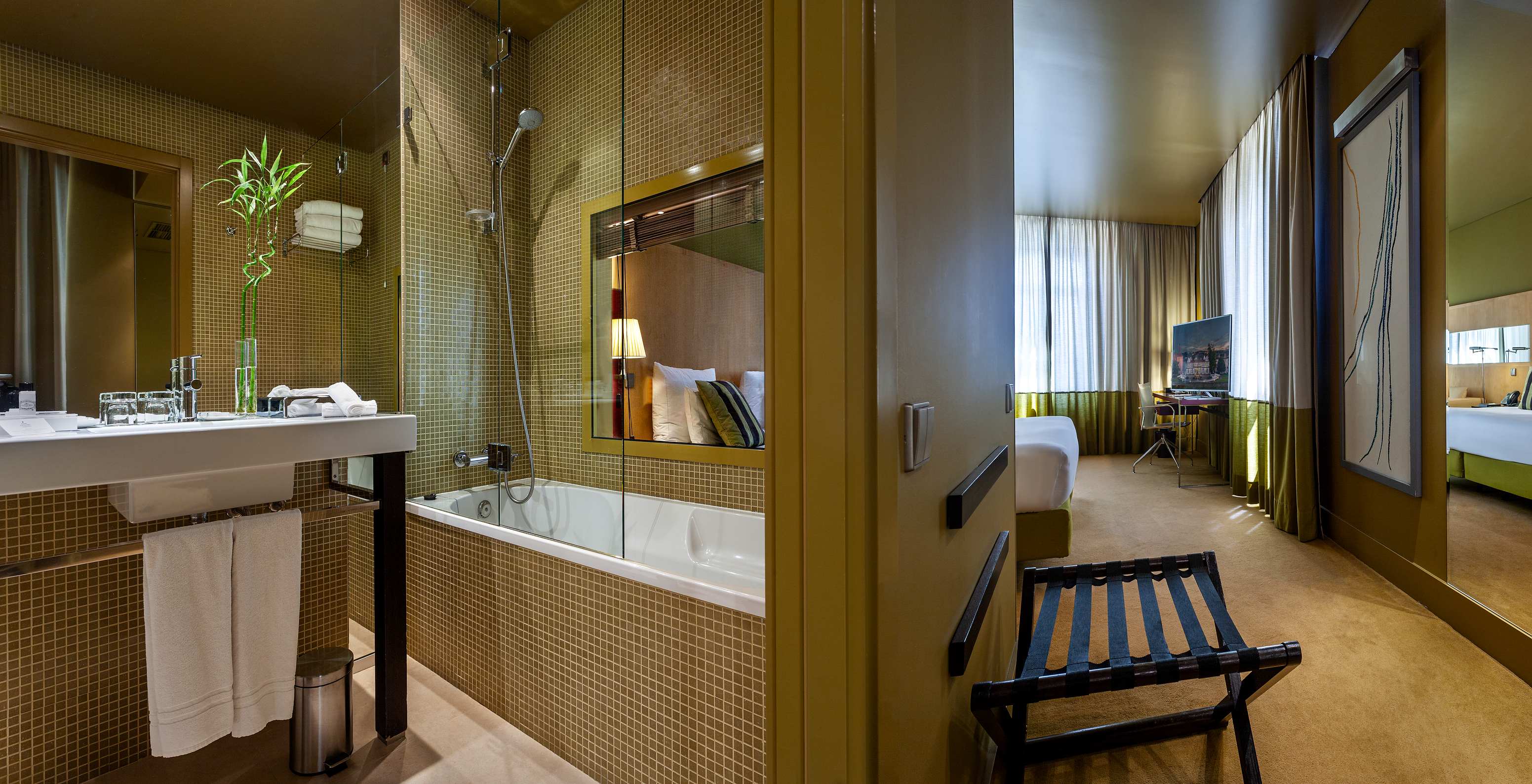 The Executive of Pestana Palácio do Freixo has a bathroom with a bathtub with shower, sink with mirror and towels