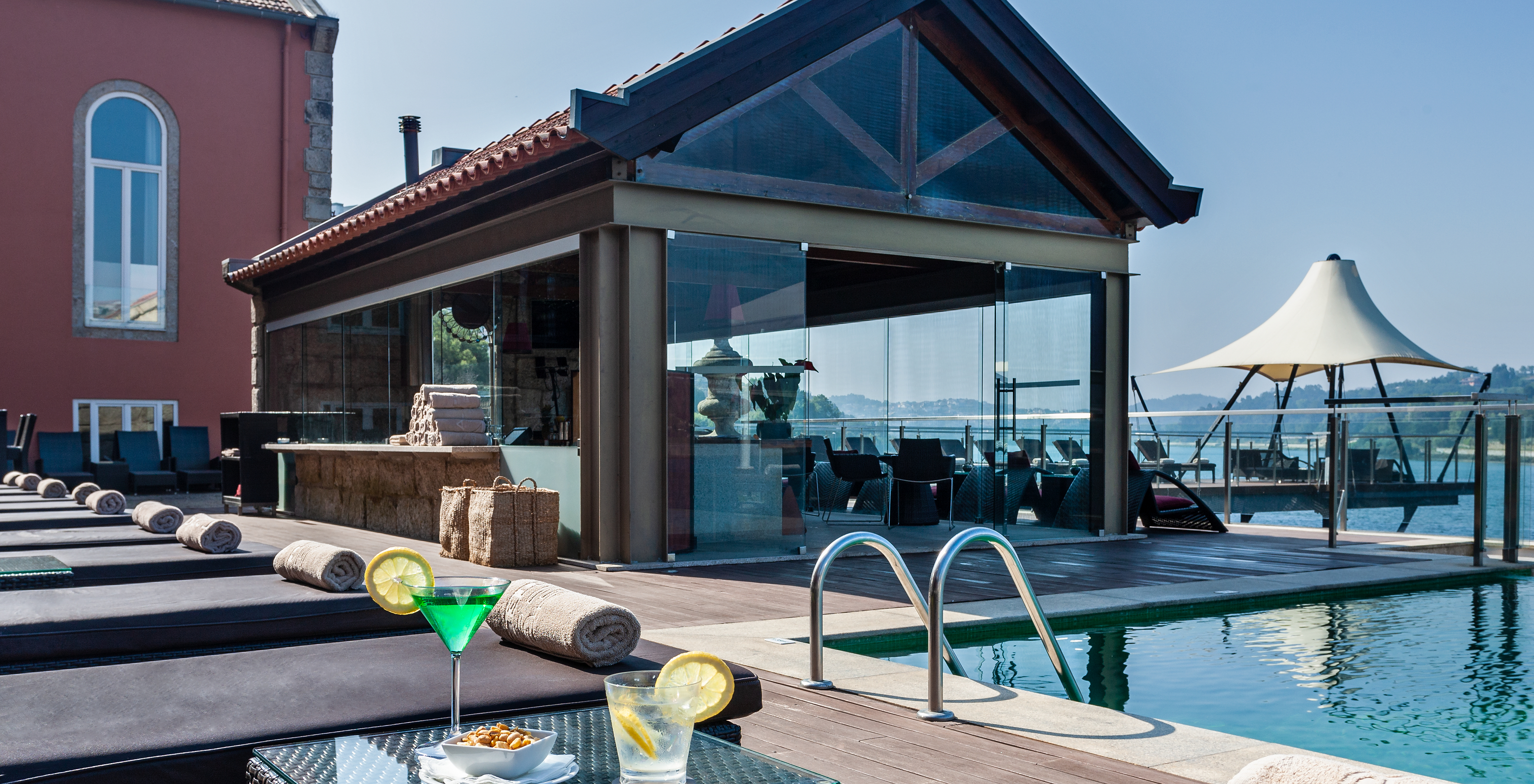 The Promenade bar at the 5-Star Hotel in Porto, National Monument, is next to the outdoor pool and serves cocktails