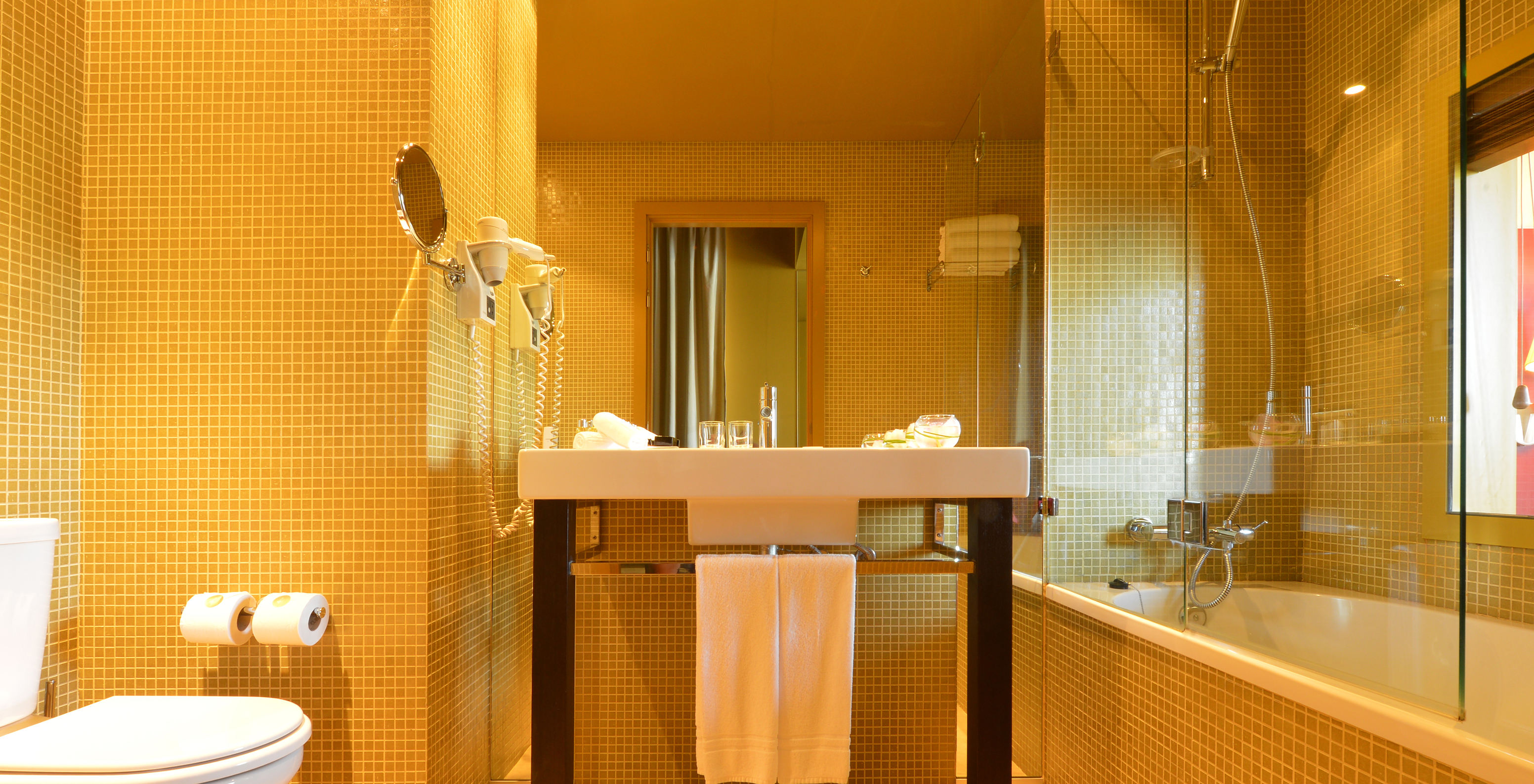 The Classic of Pestana Palácio do Freixo has a bathroom with a bathtub, mirror, sink and toilet