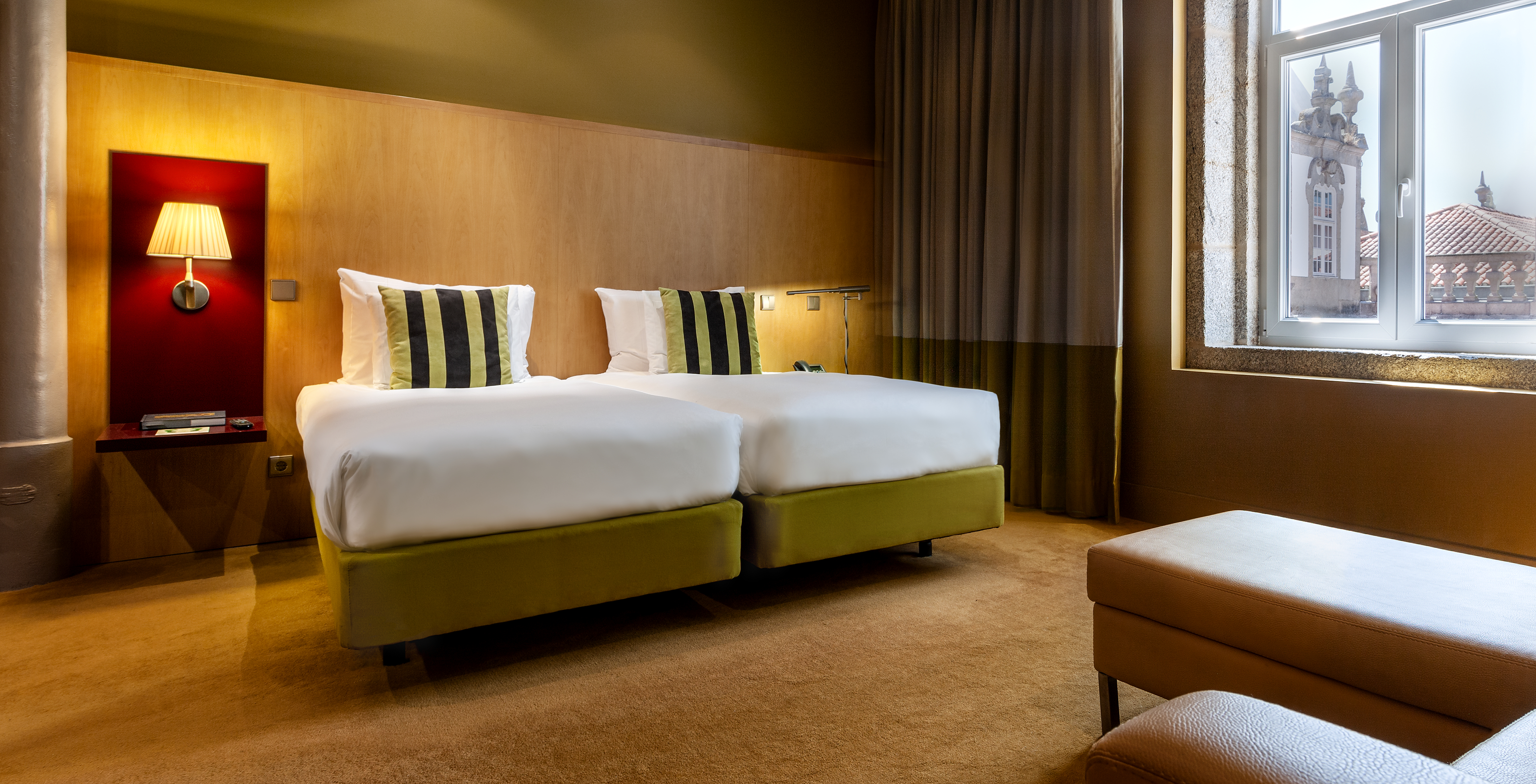 The Executive of Pestana Palácio do Freixo has two beds and a window with a stone sill and curtains