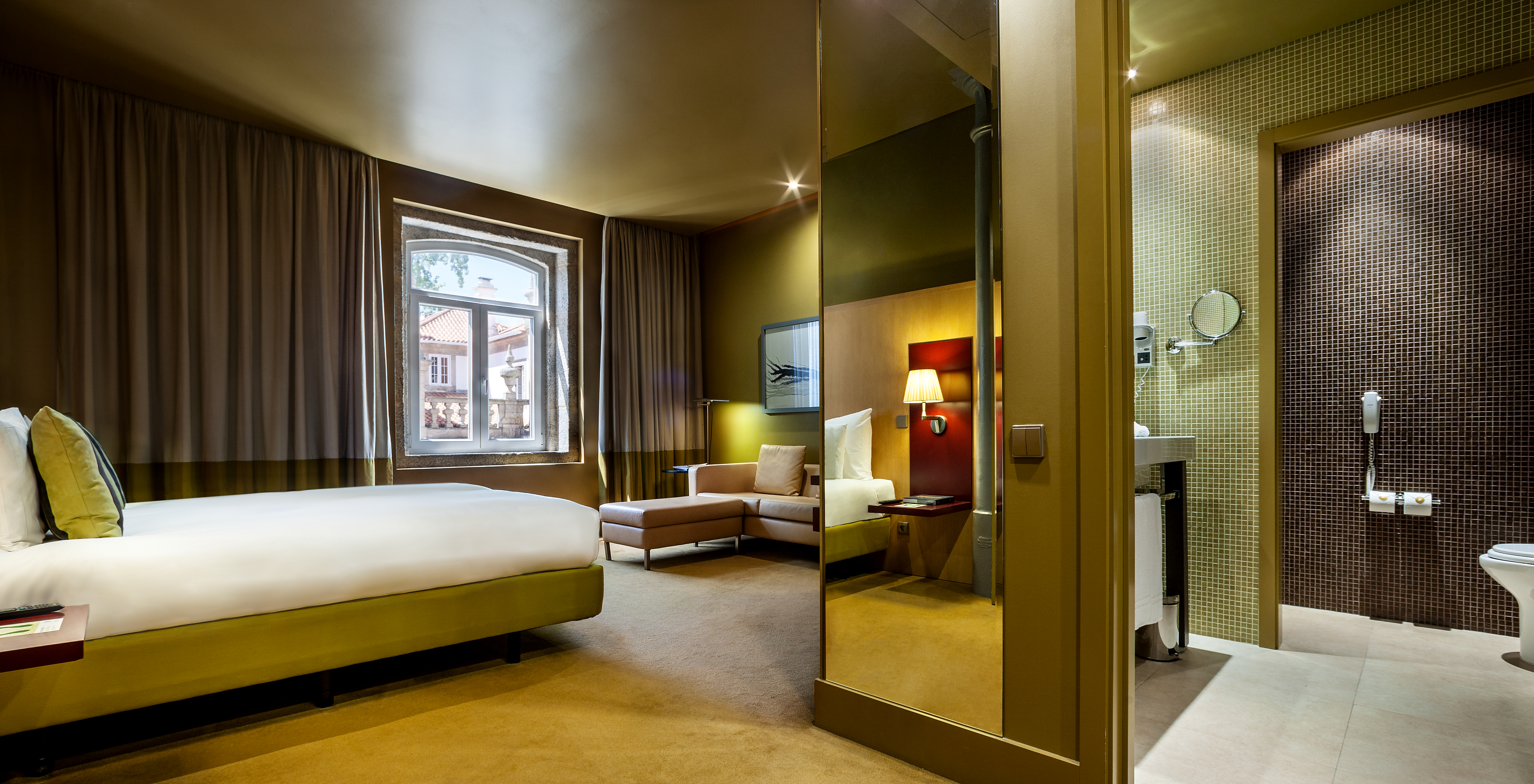 The Executive of Pestana Palácio do Freixo has a double bed, a window, a sofa, a mirror and a bathroom