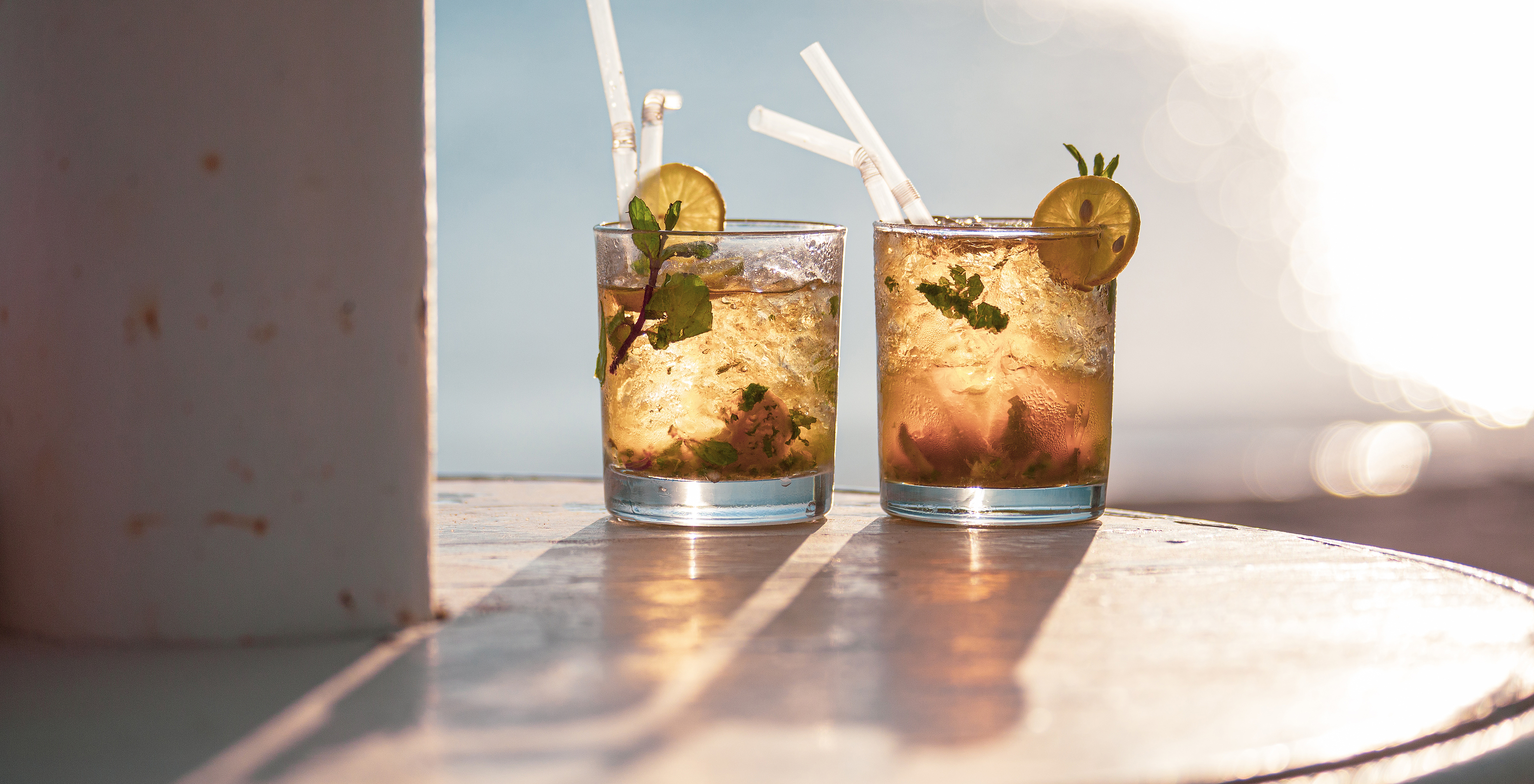 The Passante bar at the 4-Star Hotel in São Tomé serves cocktails with lemon and herbs