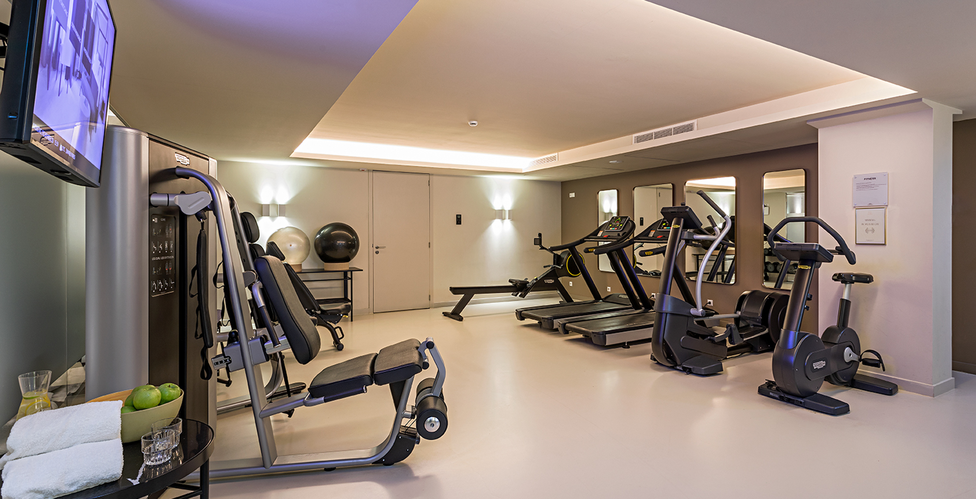 The Pestana Amsterdam Riverside has a spa and pool with a gym equipped with machines and a television