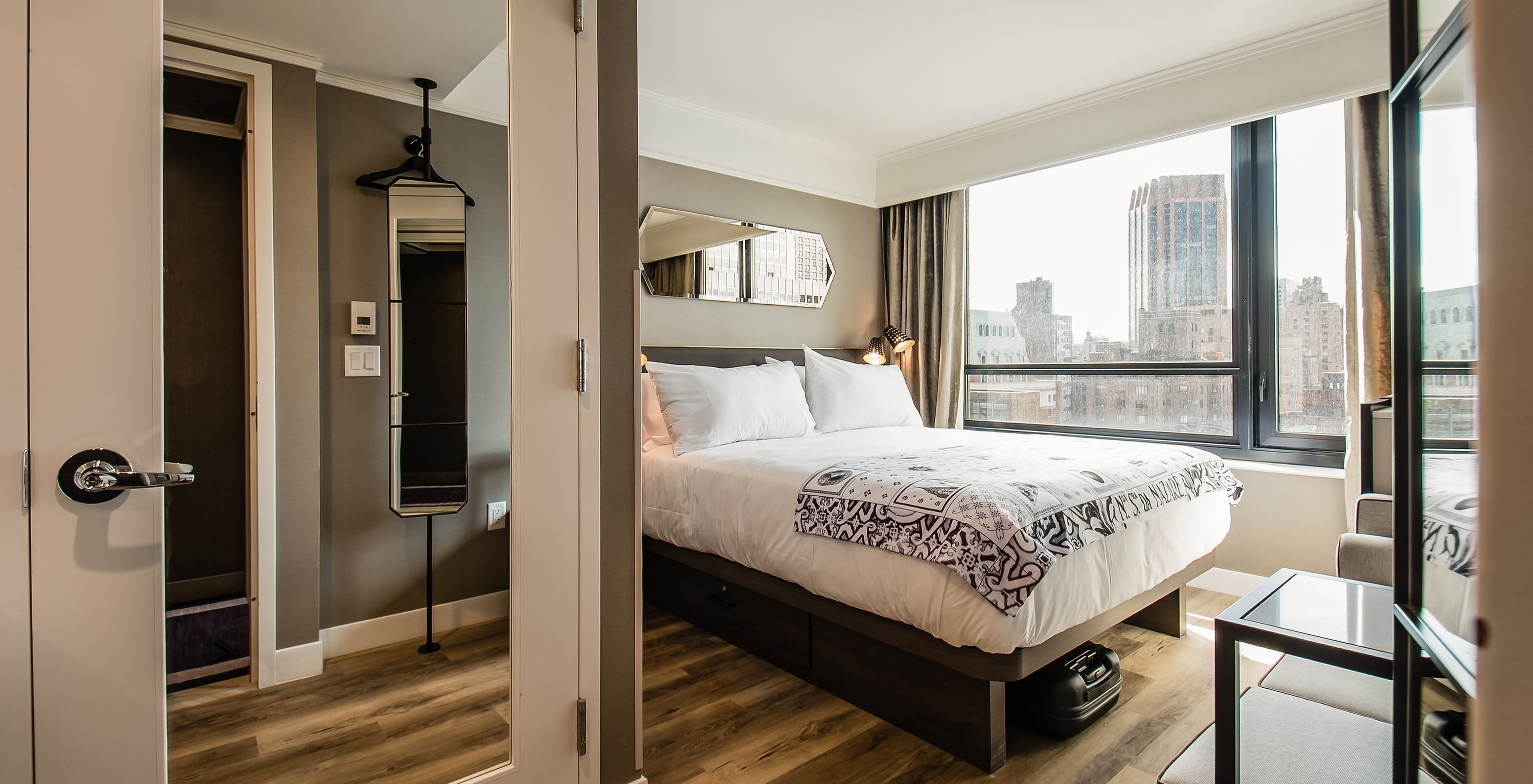 The Superior room at Pestana Park Avenue has a double bed, mirror and view of Manhattan