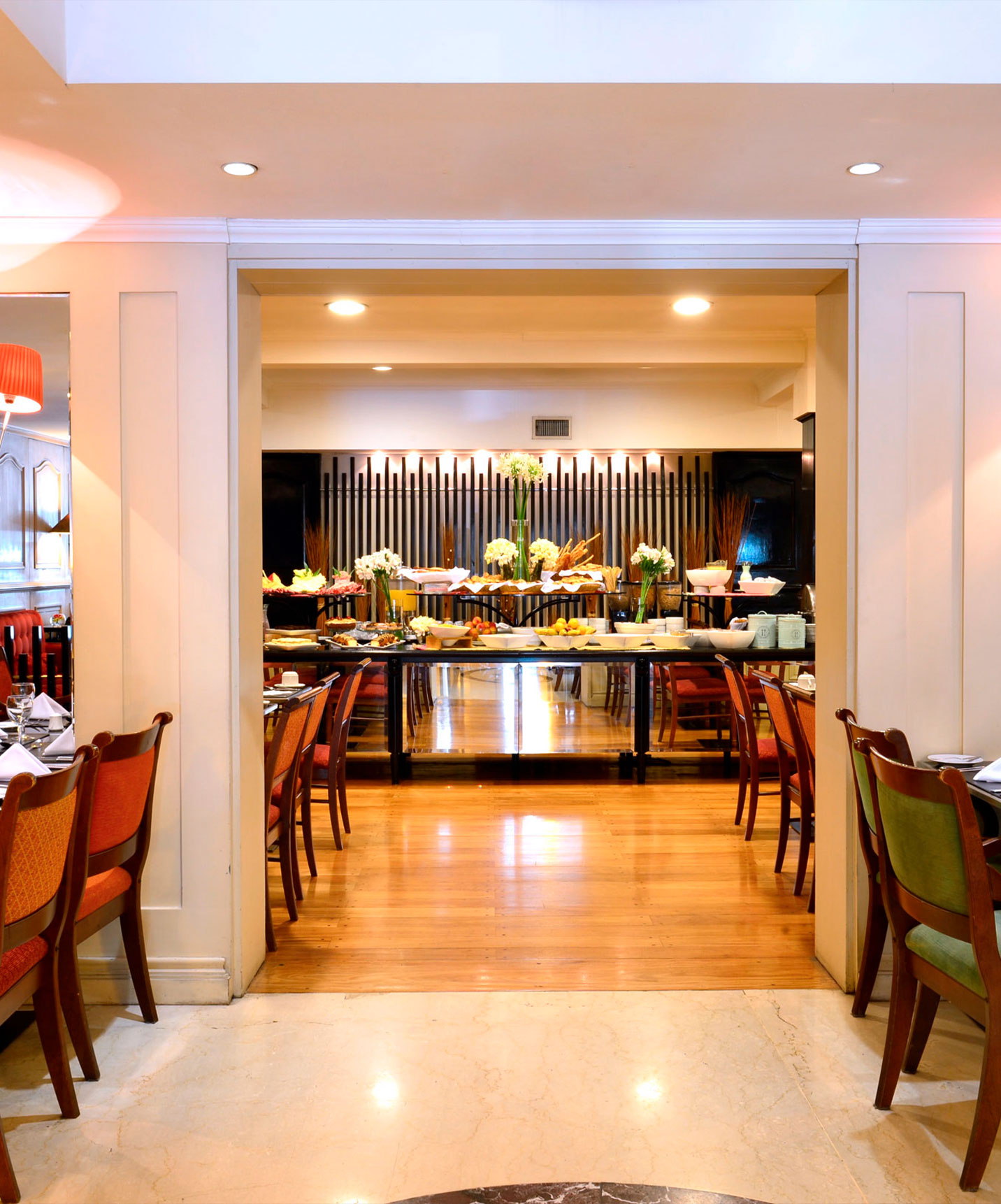 Pestana Buenos Aires, in the city center, has a restaurant with classic decor and various types of dishes