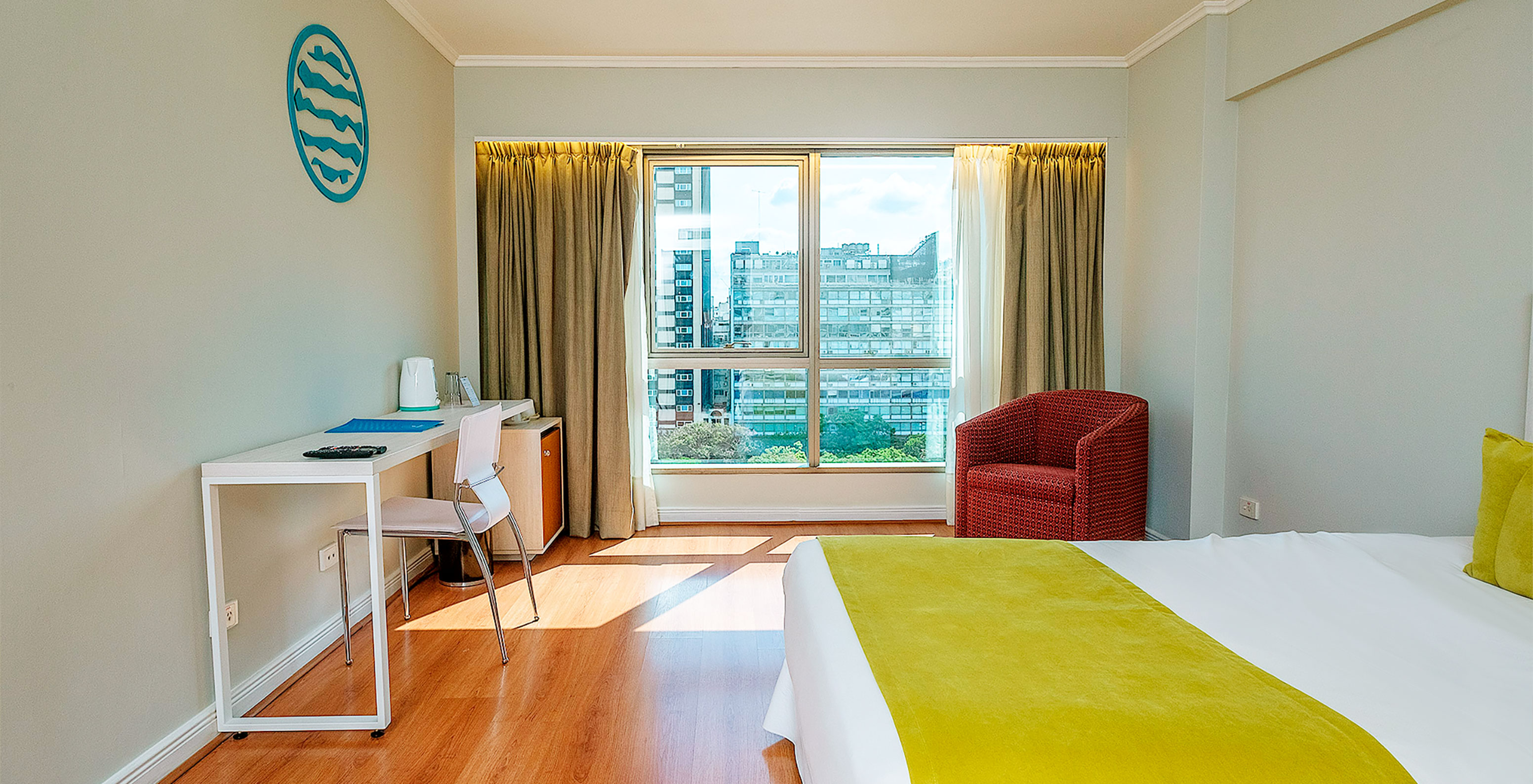 The Queen Executive Room at Pestana Buenos Aires has a double bed, a desk, and a chair