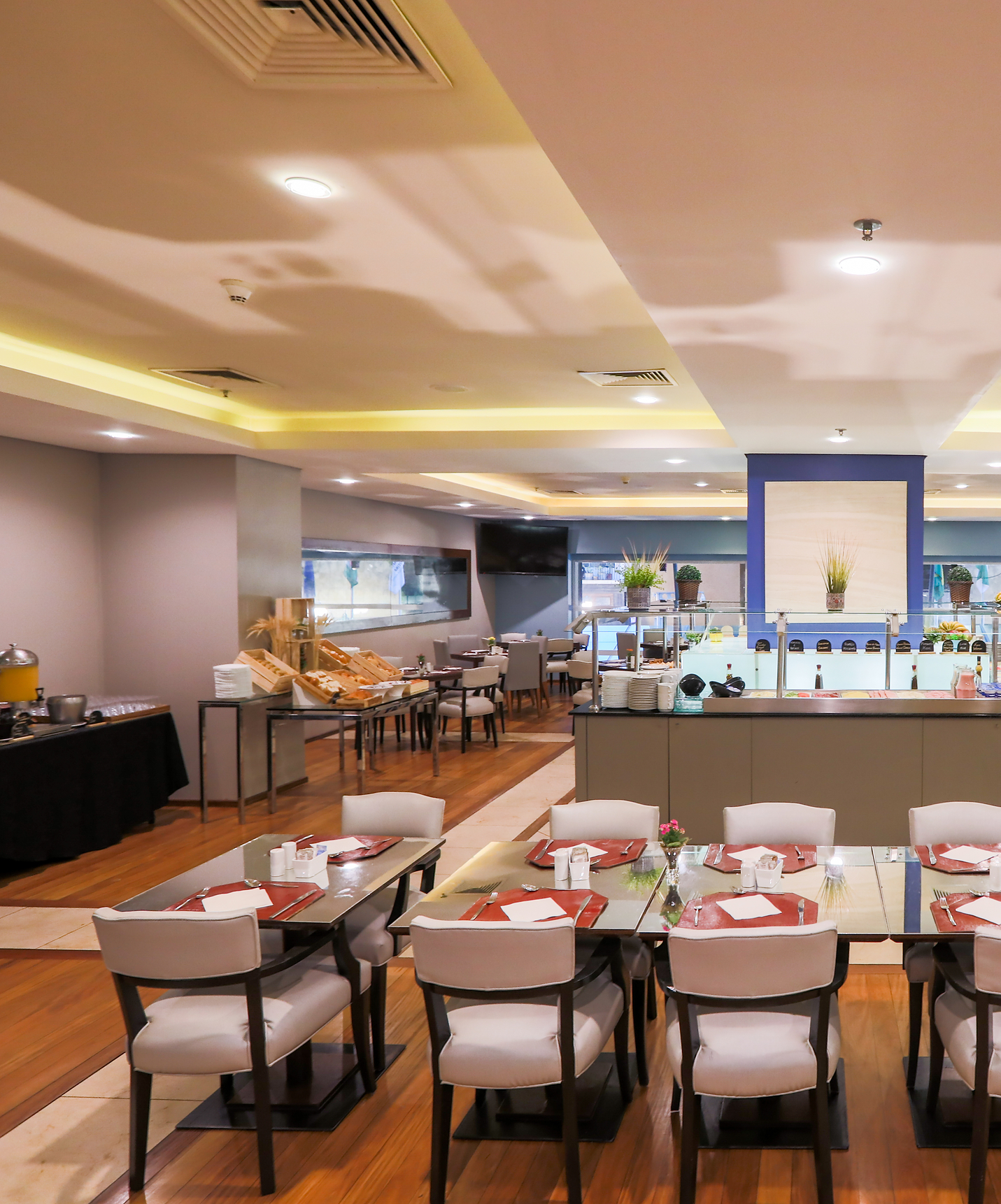 Cais da Ribeira restaurant, the buffet restaurant of Pestana Curitiba where you can discover the flavors of Brazilian cuisine