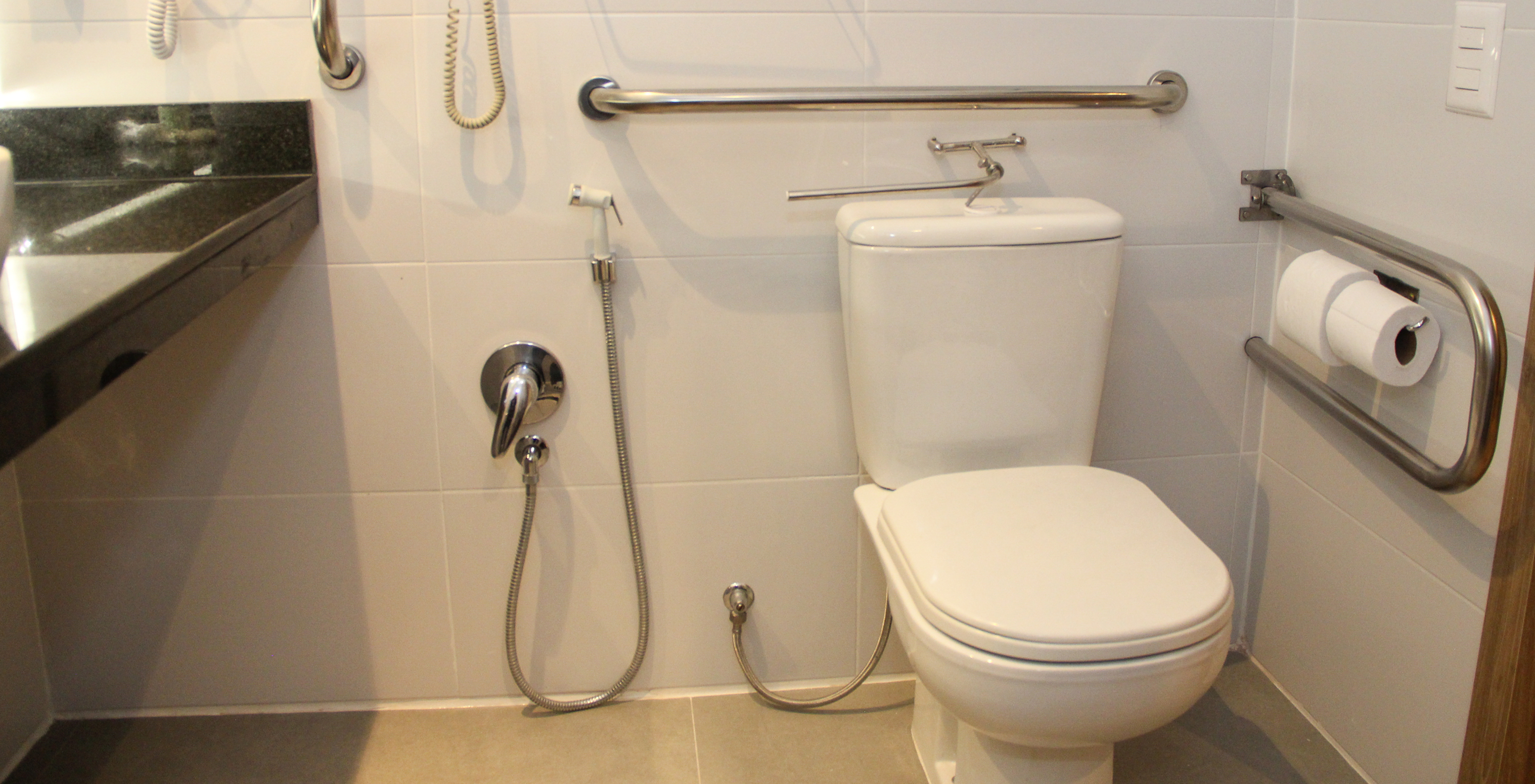 The Semi-Adapted Superior at Pestana Curitiba has a bathroom with a toilet adapted for people with mobility issues