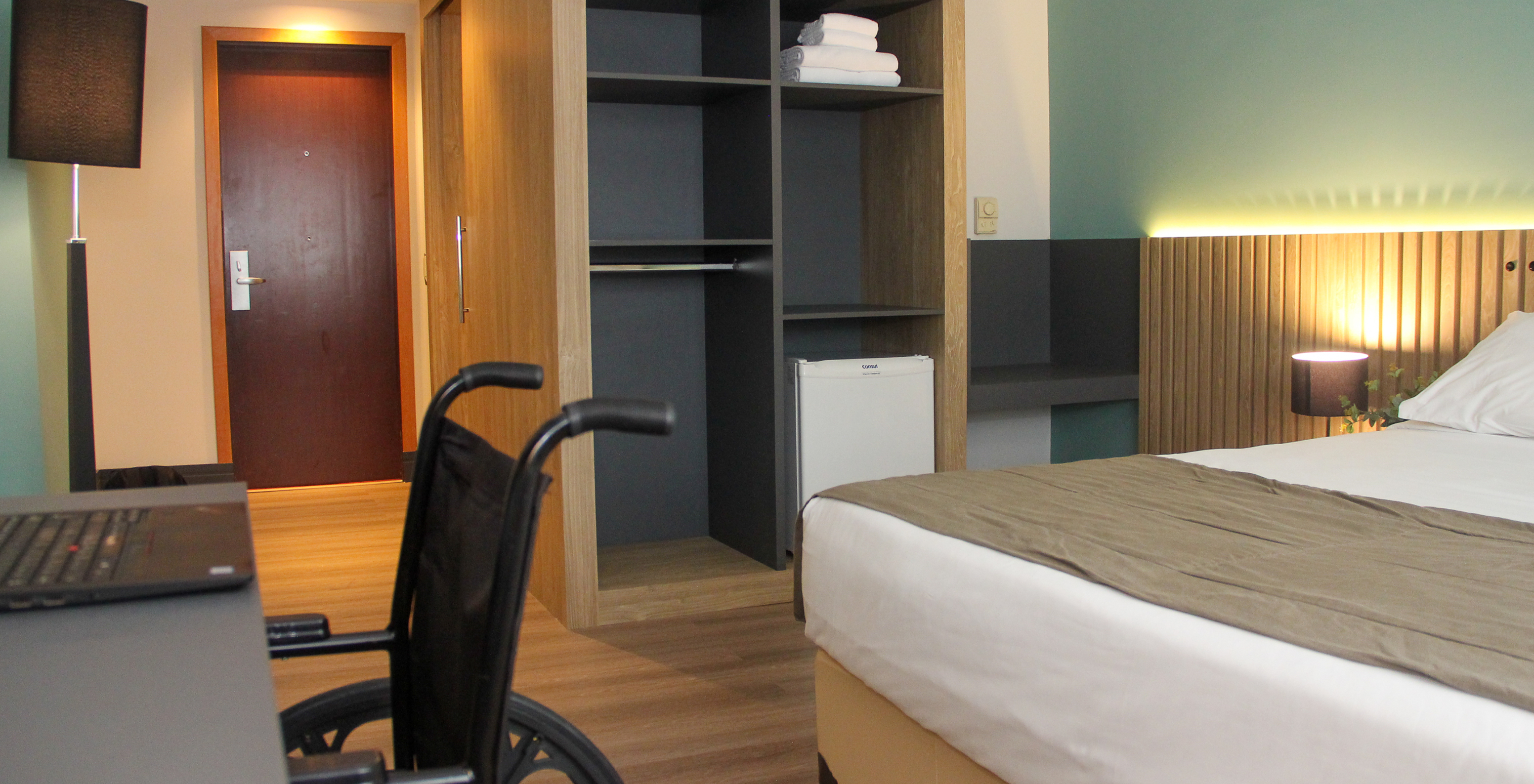 The Semi-Adapted Superior at Pestana Curitiba has a room with space for a wheelchair, a bed, and a desk