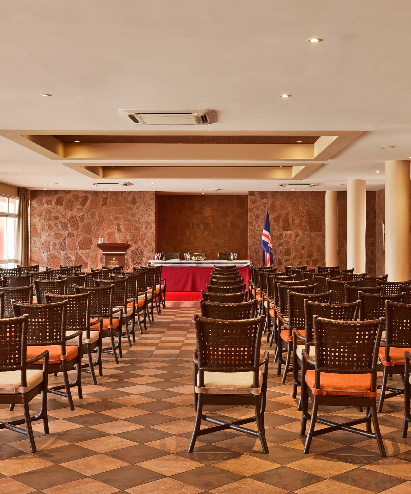 Pestana Tropico, hotel in the historic center of Cidade da Praia, has a spacious meeting room with various chairs and light