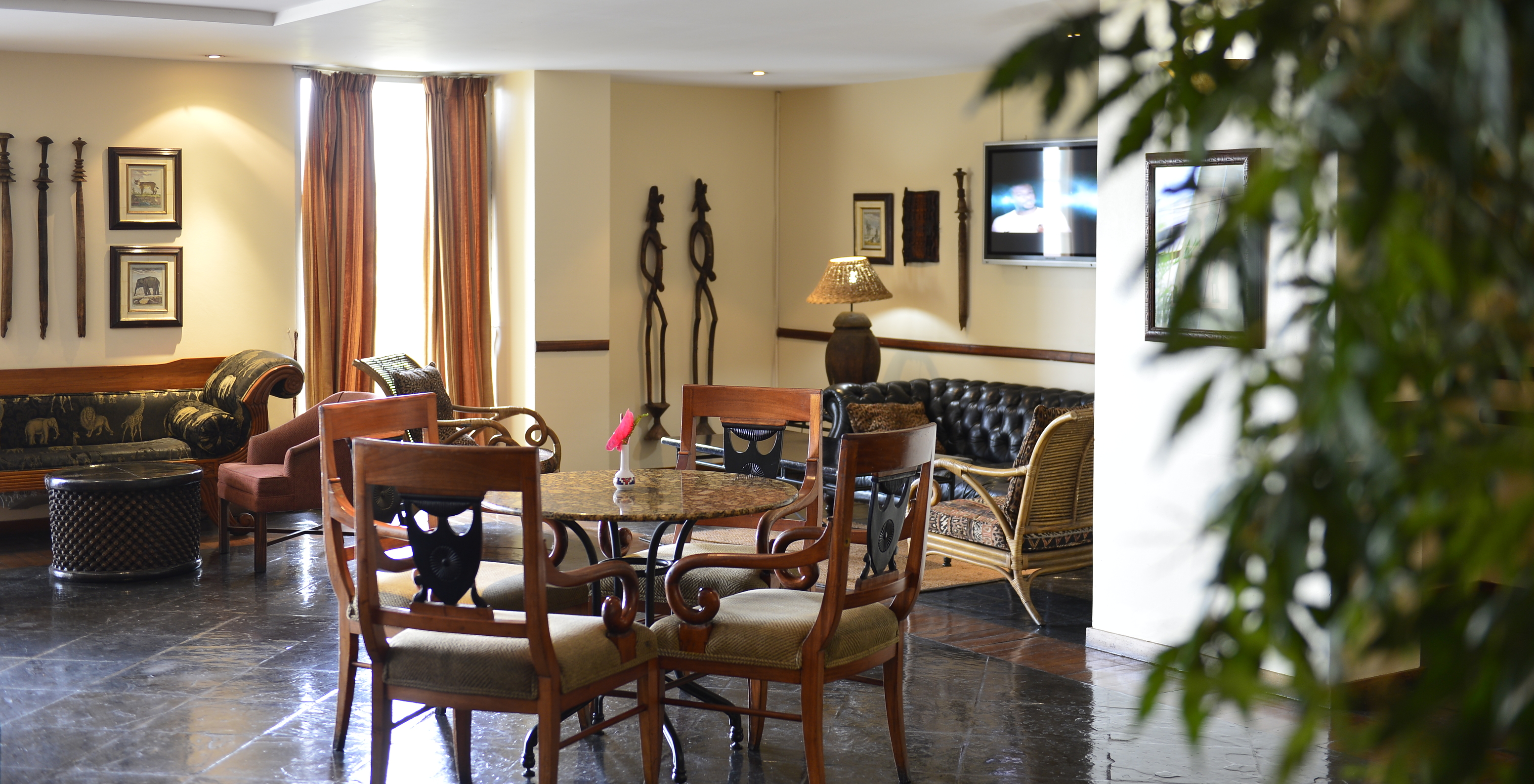 Lounge with typical African decor in brown and black tones at Pestana Rovuma, a hotel in central Maputo