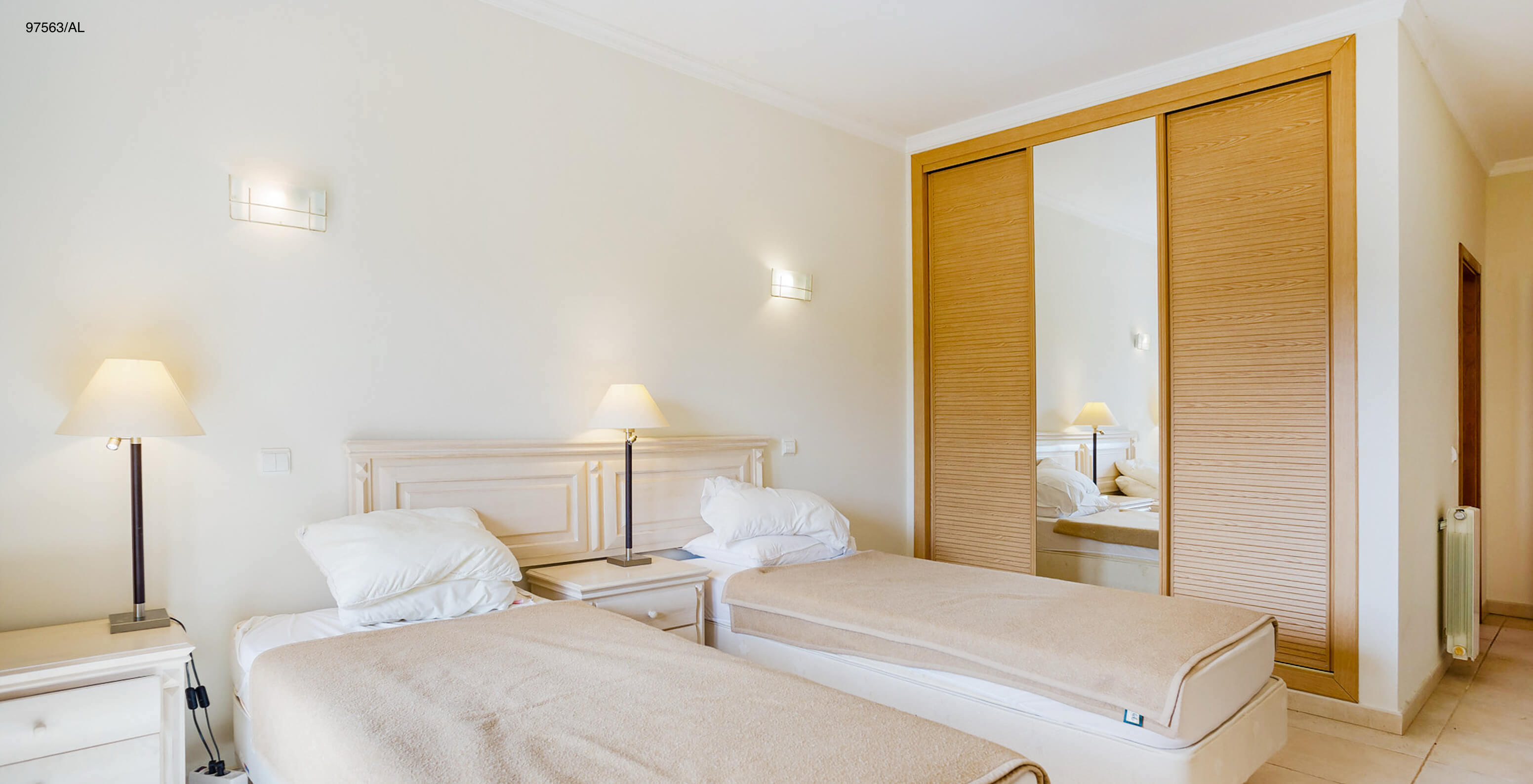 The Pestana Carvoeiro Golf T3 Superior Apartment has a bedroom with two single beds and a nightstand