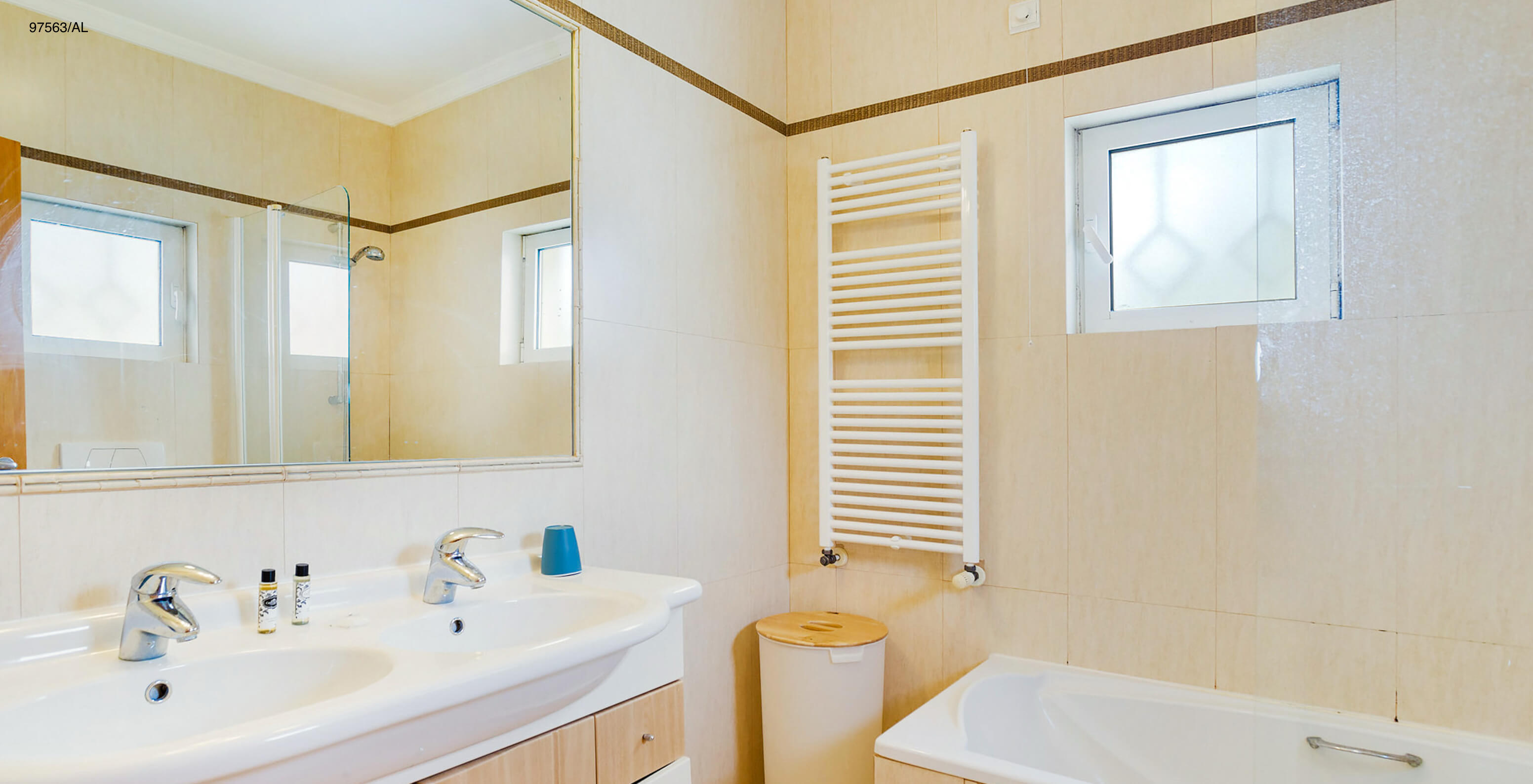 The Pestana Carvoeiro Golf T3 Superior Apartment has a bathroom with two sinks, a bathtub, and a mirror