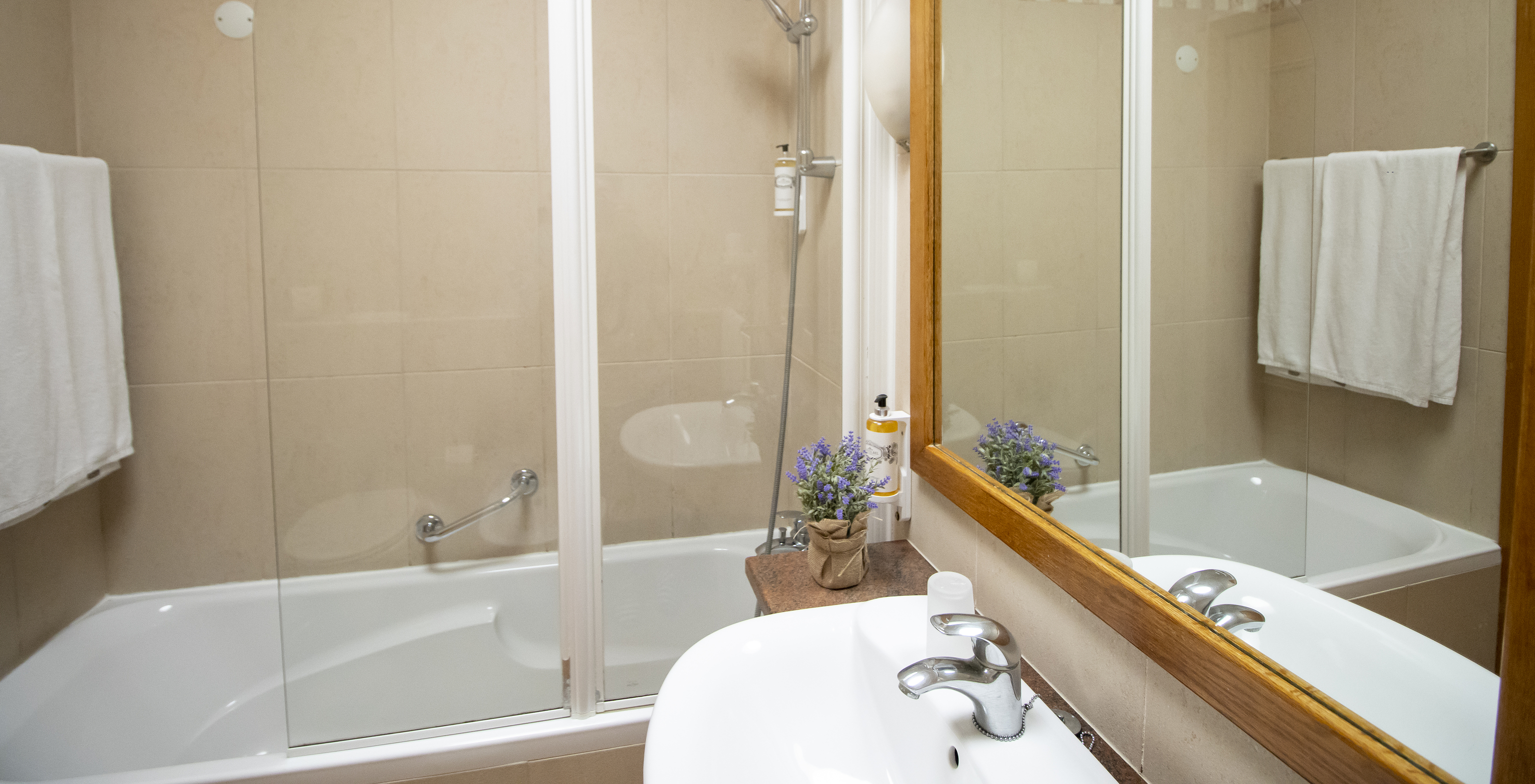 The T2 Apartment Standard do Pestana Palm Gardens has a bathtub with shower, towels and a sink