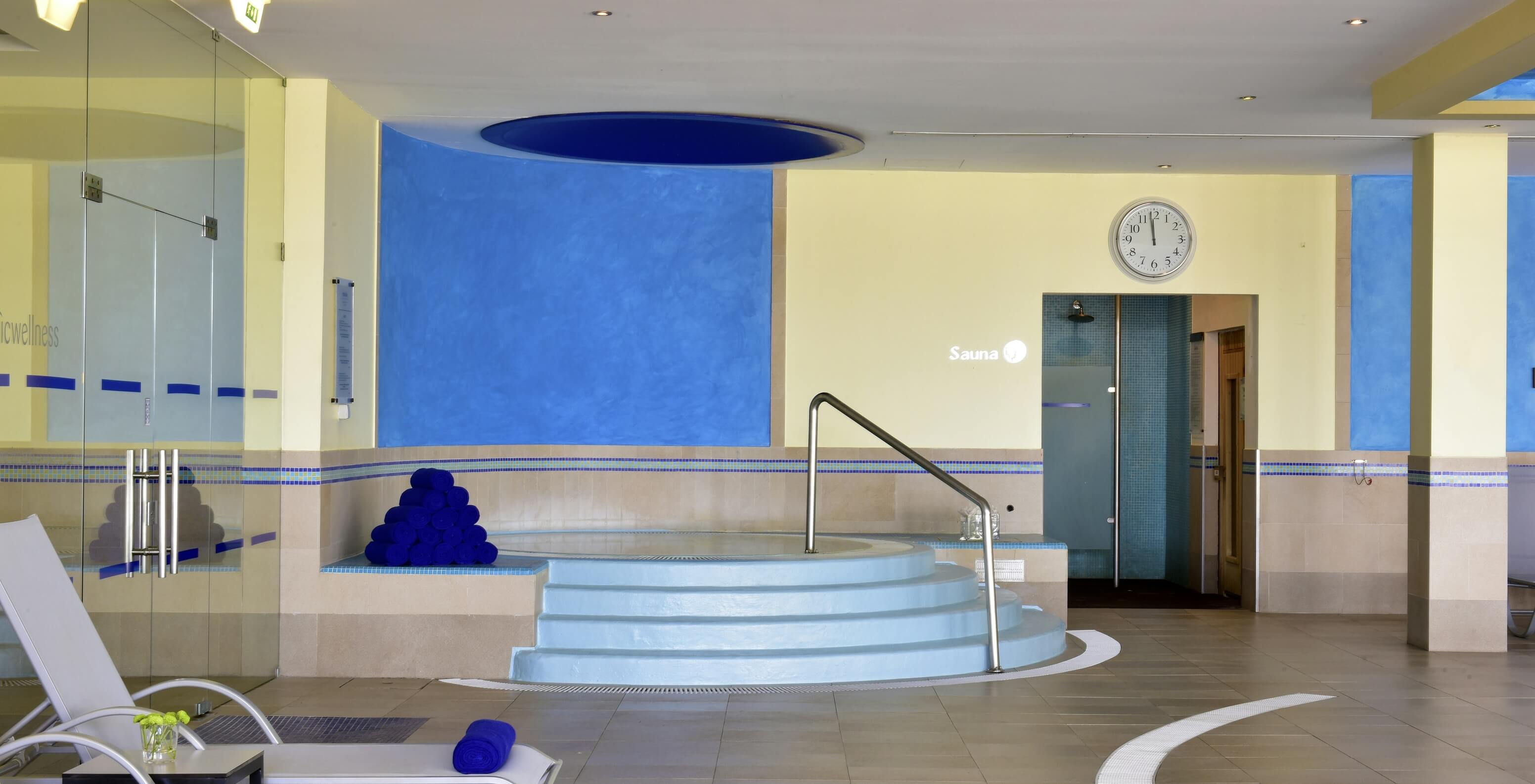 Indoor pool with jacuzzi and loungers at Pestana Viking, hotel with pool in Armação de Pêra