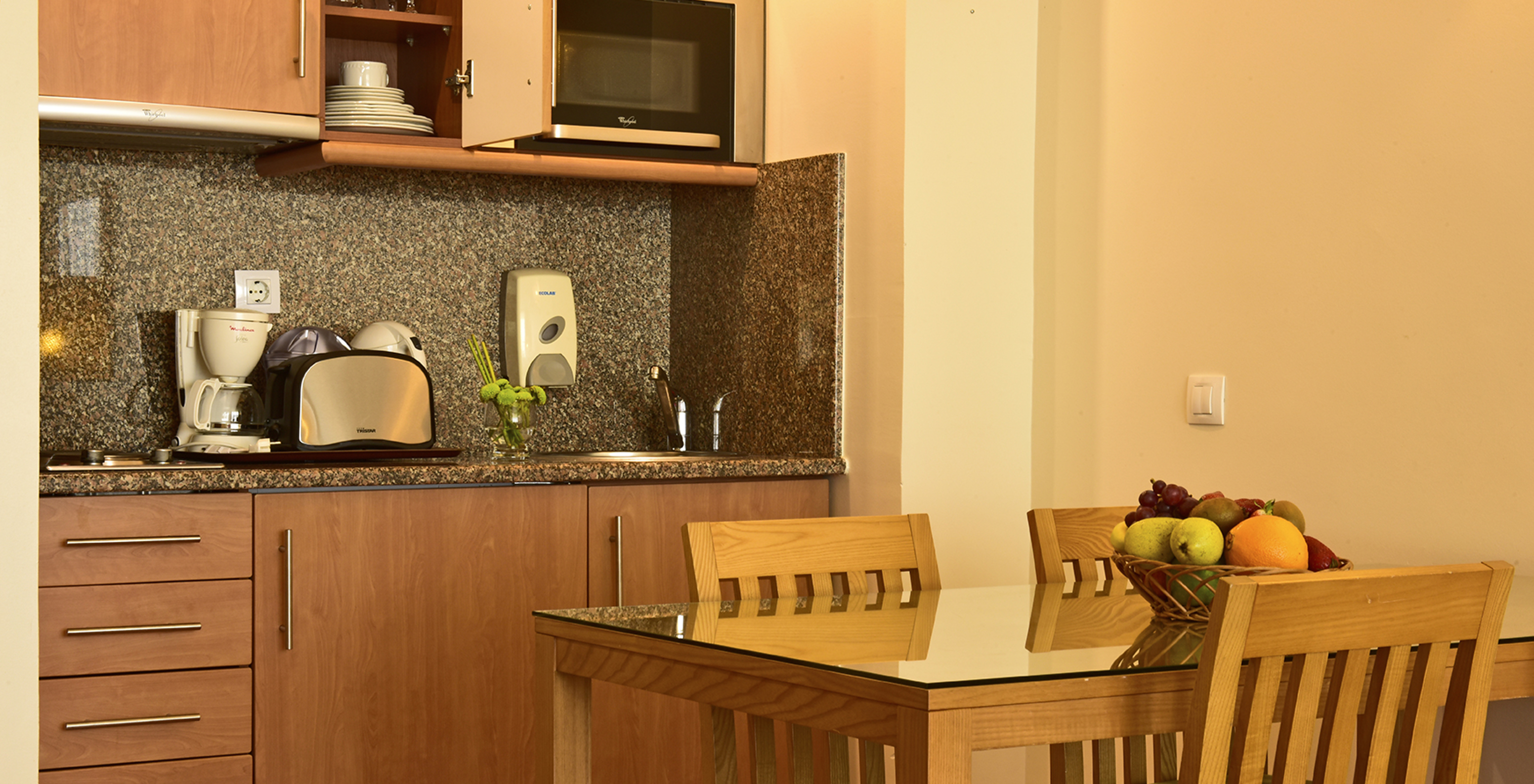 The Suite at Pestana Viking features a kitchen and a dining table with chairs