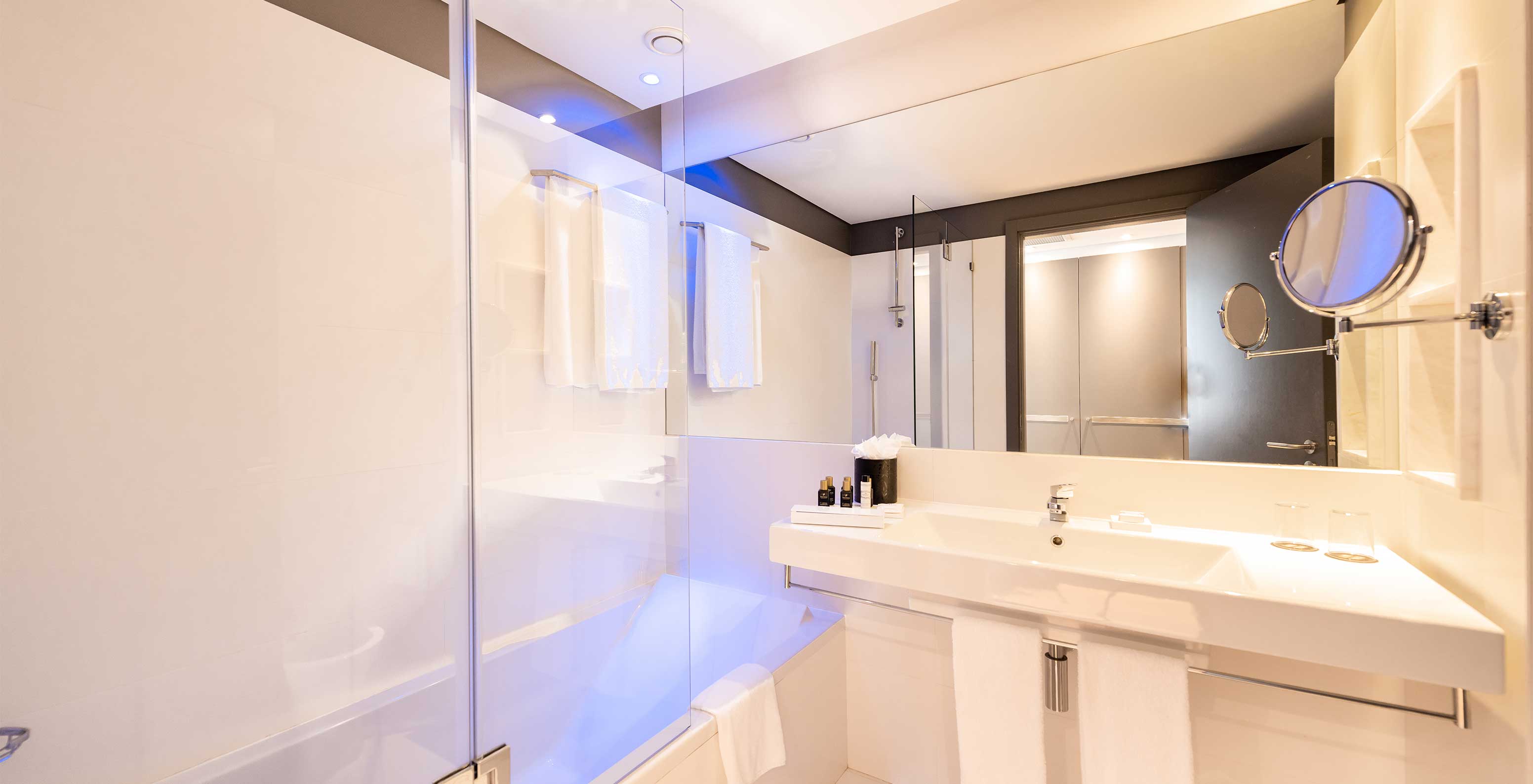 The Classic Room at Pestana Cidadela Cascais has a bathroom with a sink with a mirror and a bathtub with a shower