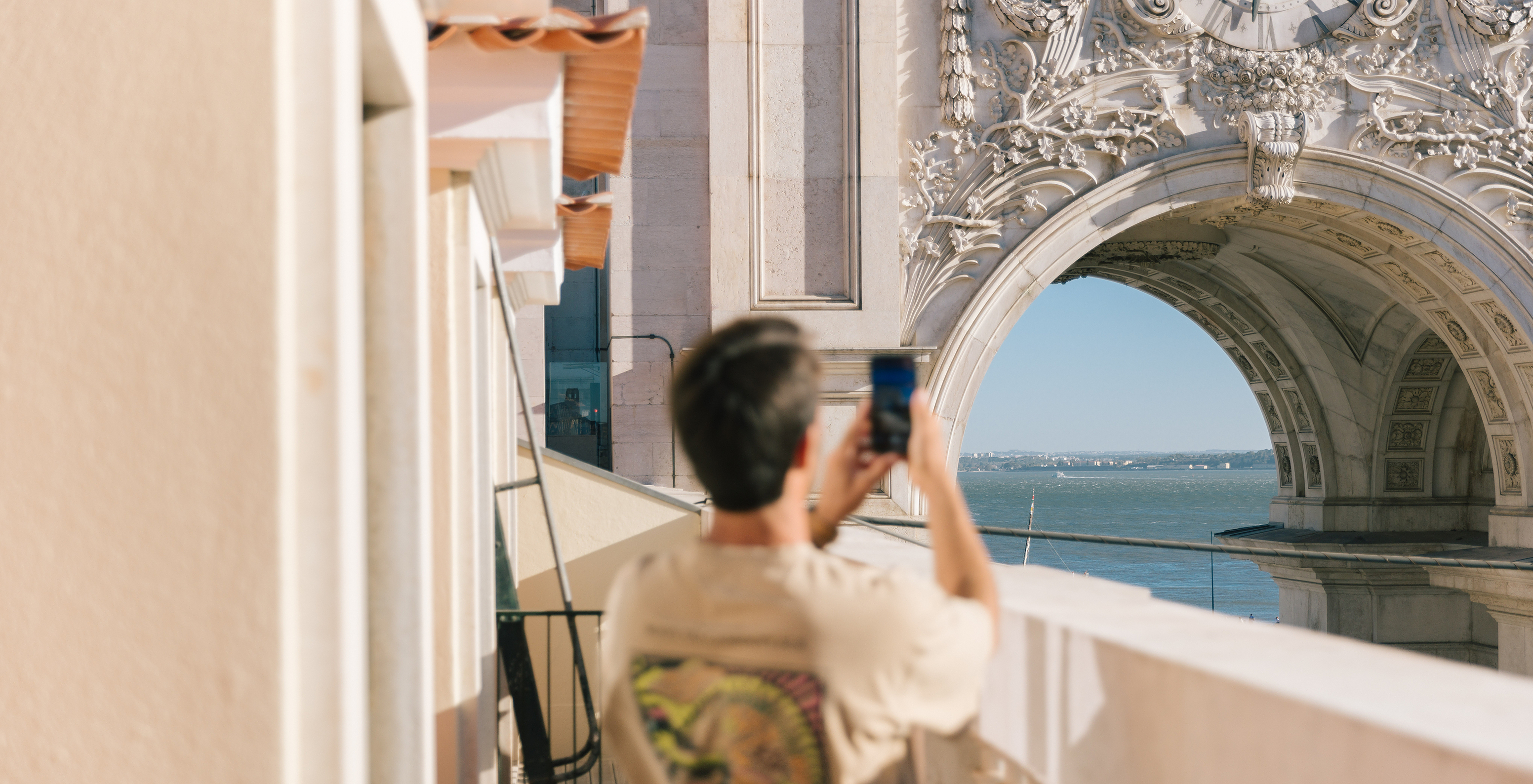 The Superior Plus of Pestana Rua Augusta Lisboa has a balcony with view of Arco da Rua Augusta, with the Tagus River behind