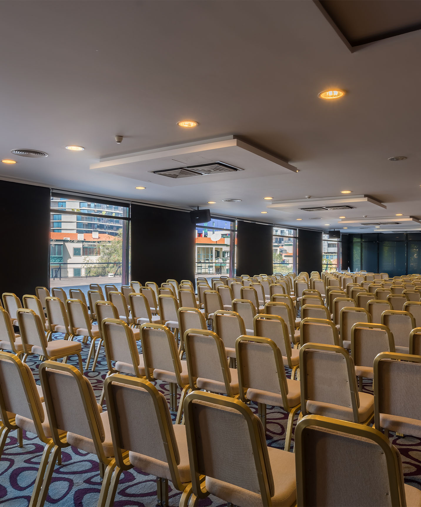 Pestana Casino Studios with apartments in the city center has a meeting room with several chairs