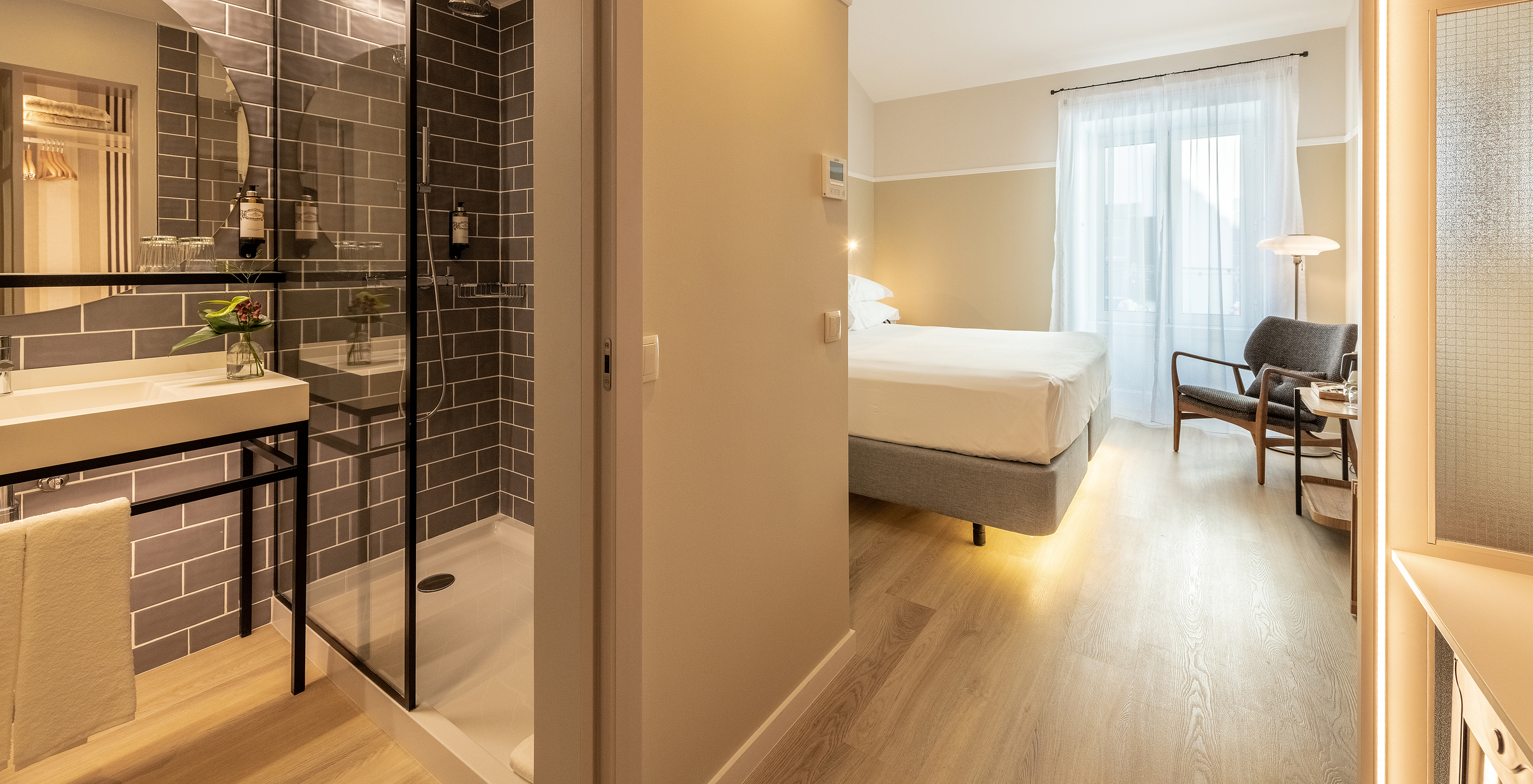 The Comfort room at Pestana Fisherman Village has a bathroom with a shower and a round mirror under the sink