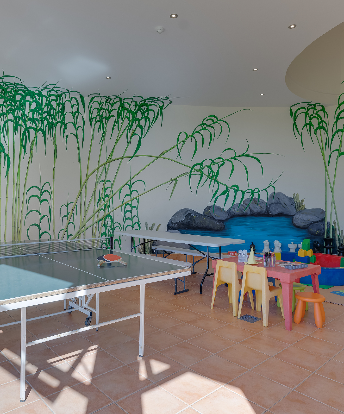 Pestana Grand, hotel with spa and pool, facing the sea, has a children's area with a ping pong table