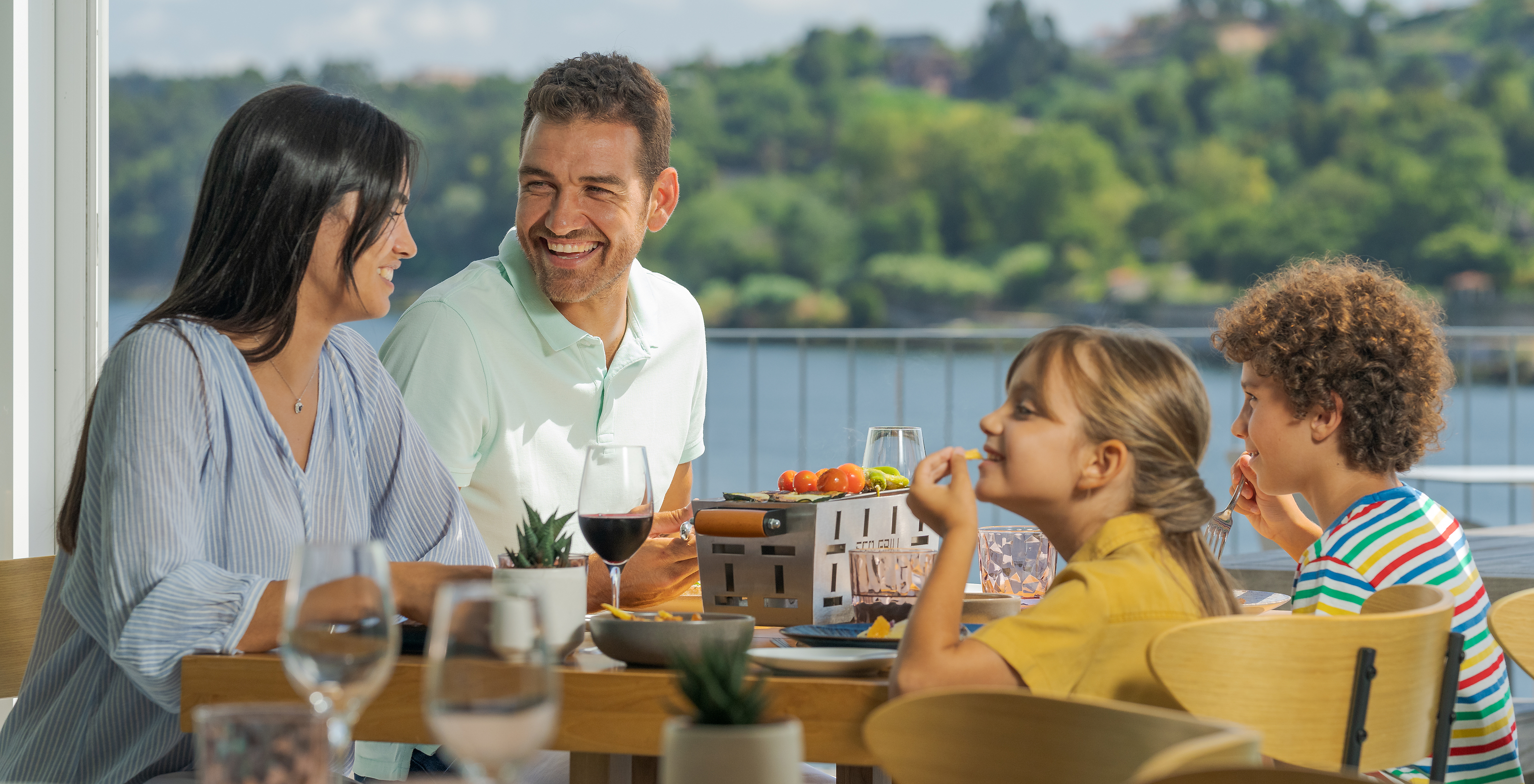 The Aroma restaurant at the Premium Hotel in Porto features a large dining area with various food options for families