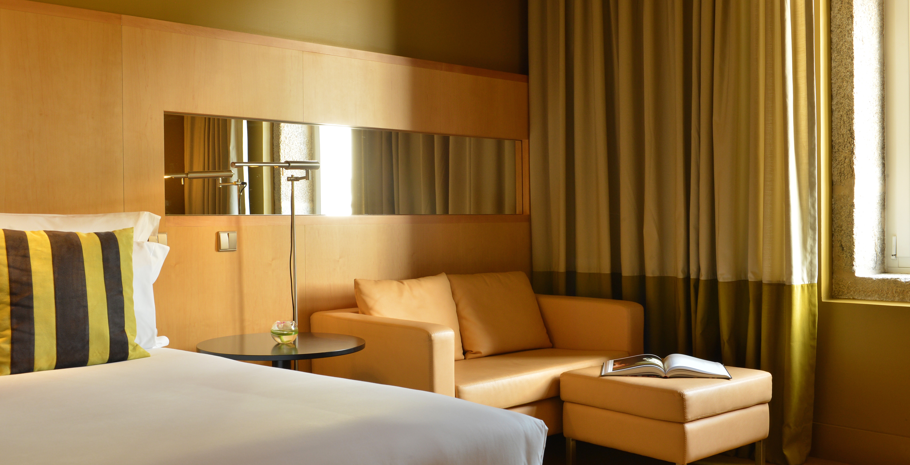 The Classic of Pestana Palácio do Freixo has a double bed, a mirror, a sofa and a window with curtains