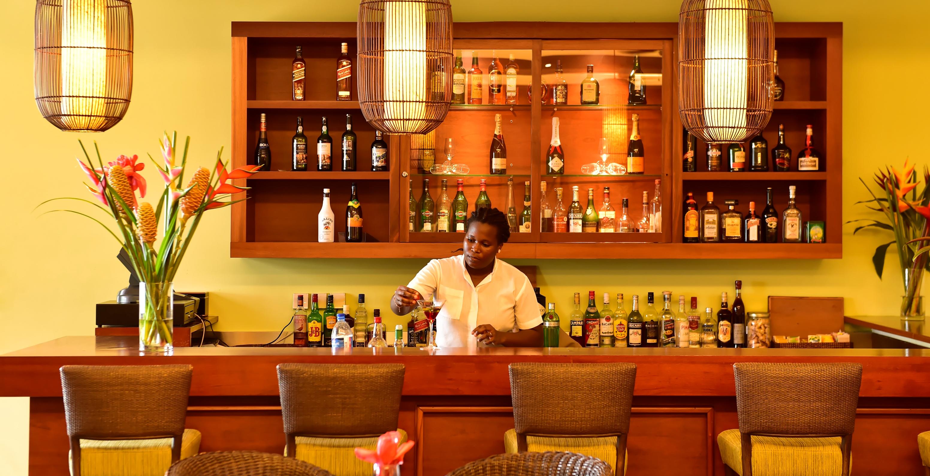 The Uê D’Omale bar at the 5-Star Resort in São Tomé is perfect for gatherings with friends or family