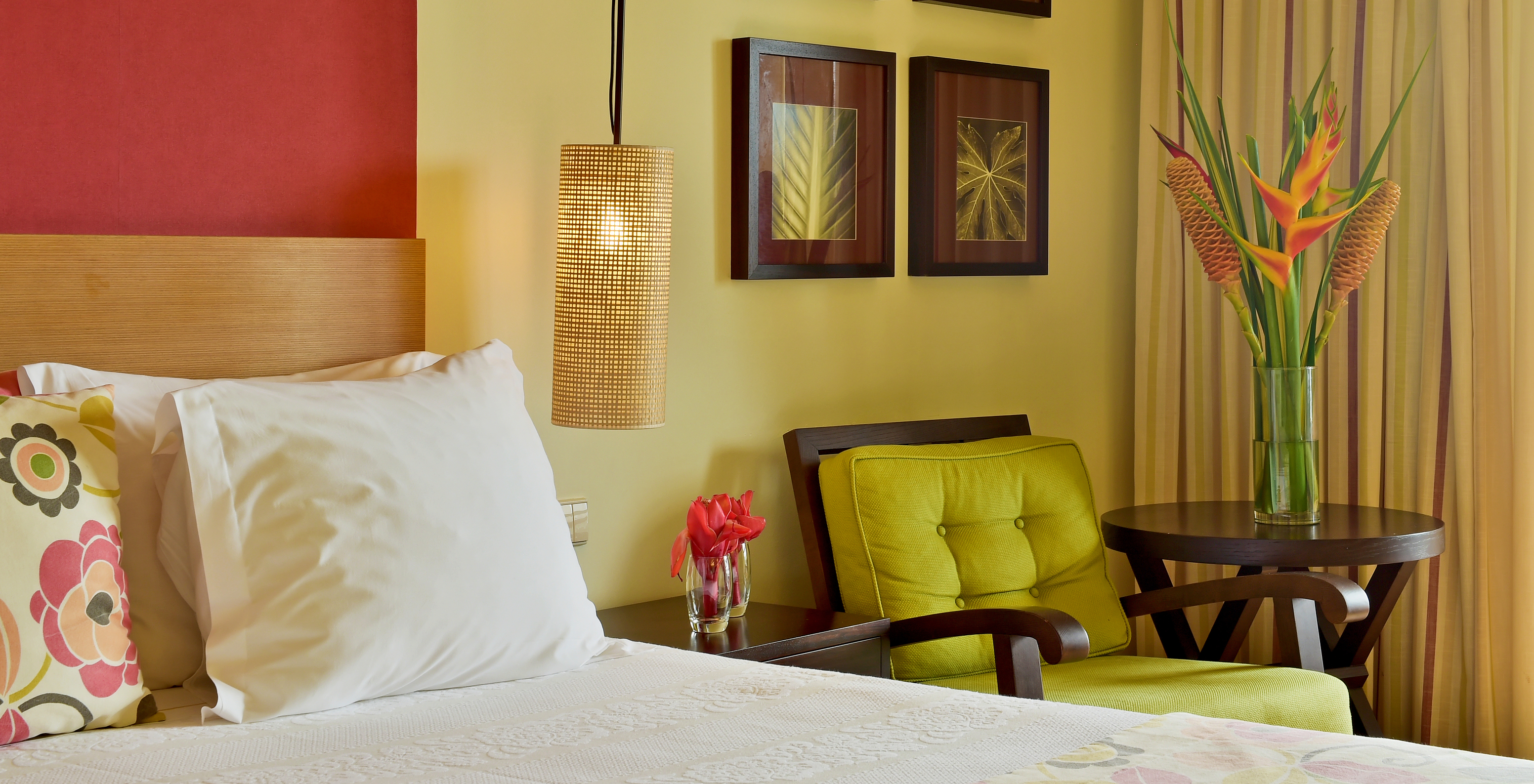 The Standard Room of Pestana São Tomé has two single beds and a warm decor with floral accents