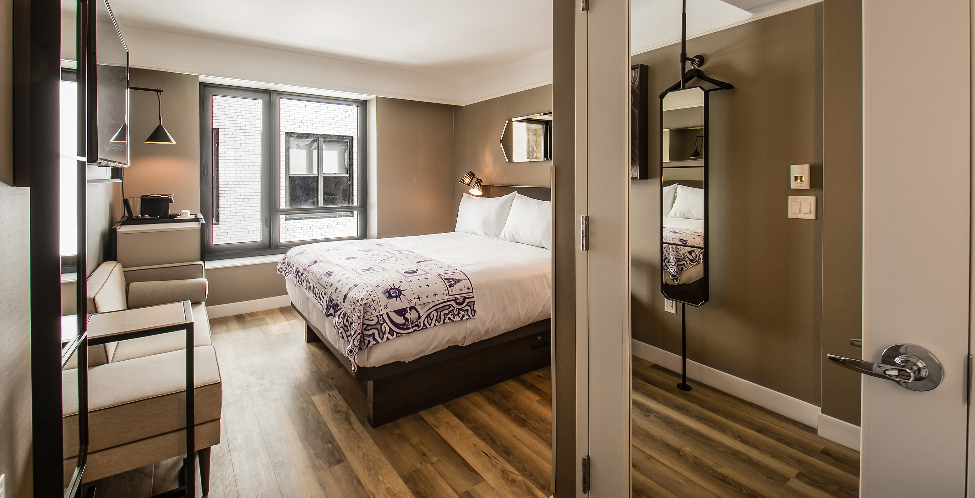 The Classic room at Pestana Park Avenue has a double bed, mirror, TV and view of the city