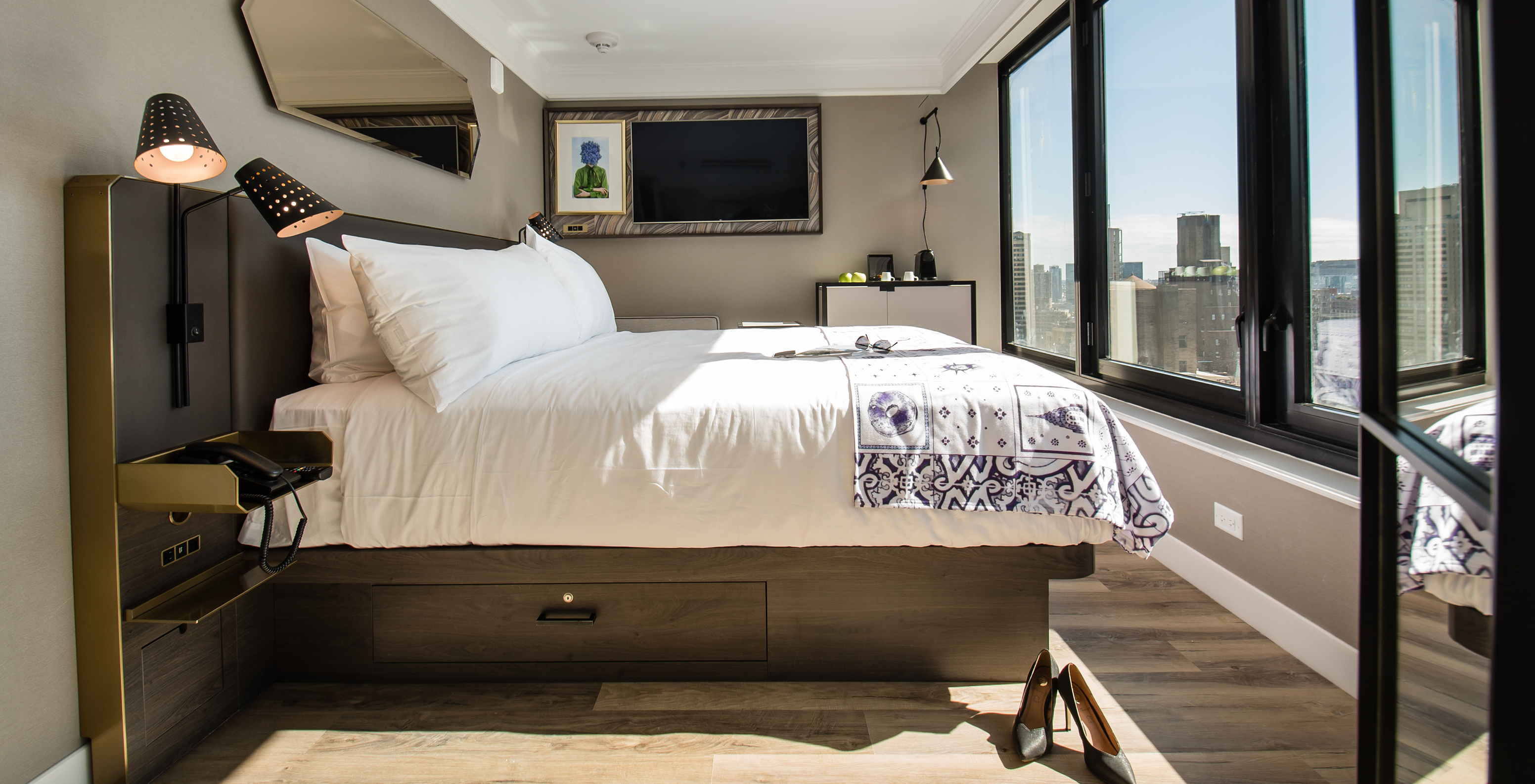 The Balcony room - ADA at Pestana Park Avenue has a double bed, a mirror, TV and view of the city