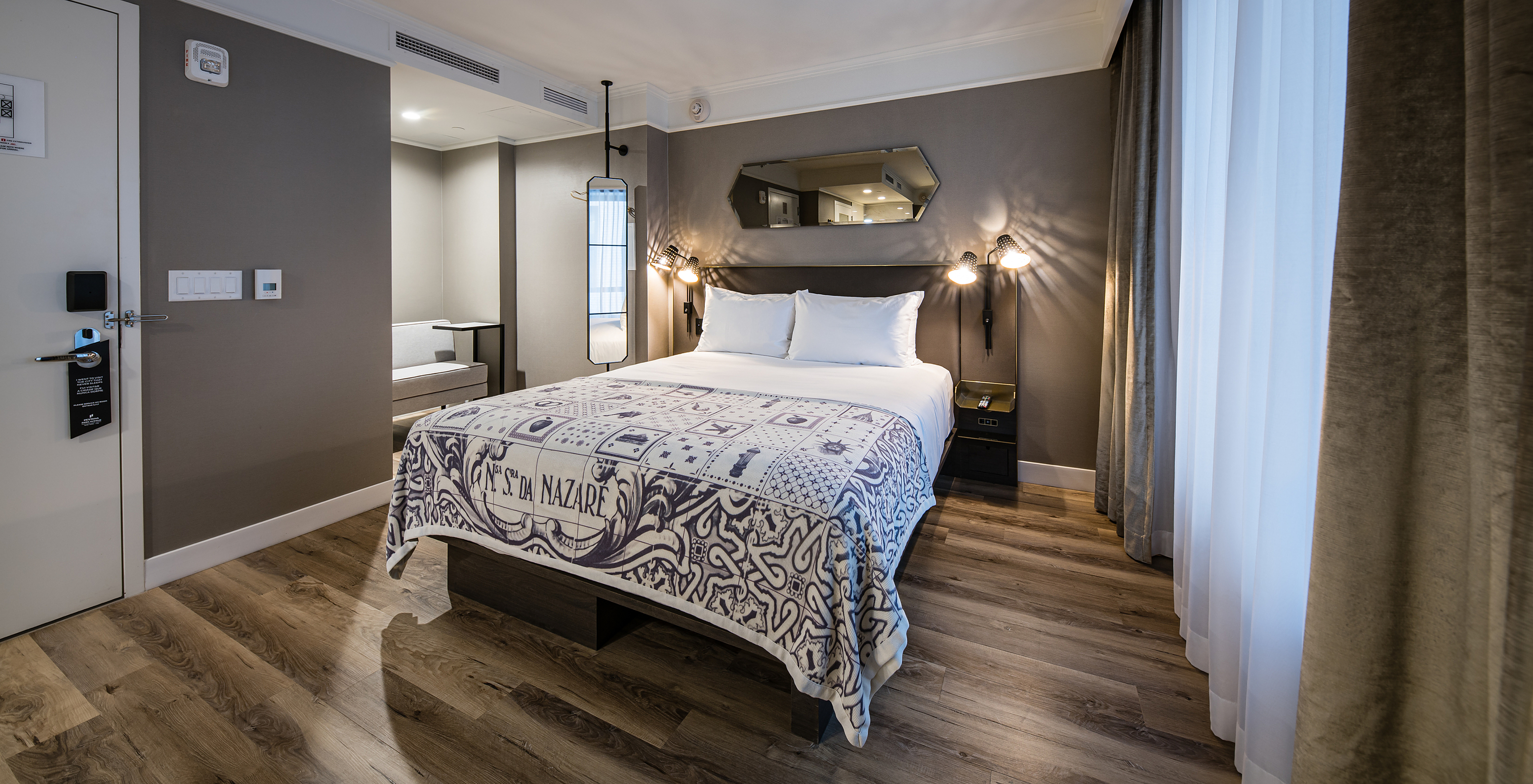 The Junior Suite - ADA at Pestana Park Avenue has a double bed, mirror and lamp