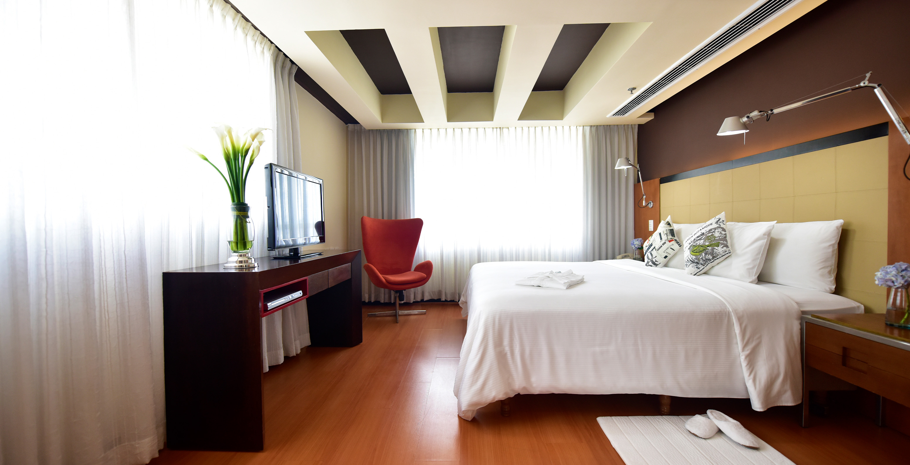 The Presidential Suite at Pestana Caracas has a double bed, two bedside tables, and a TV in front of the bed