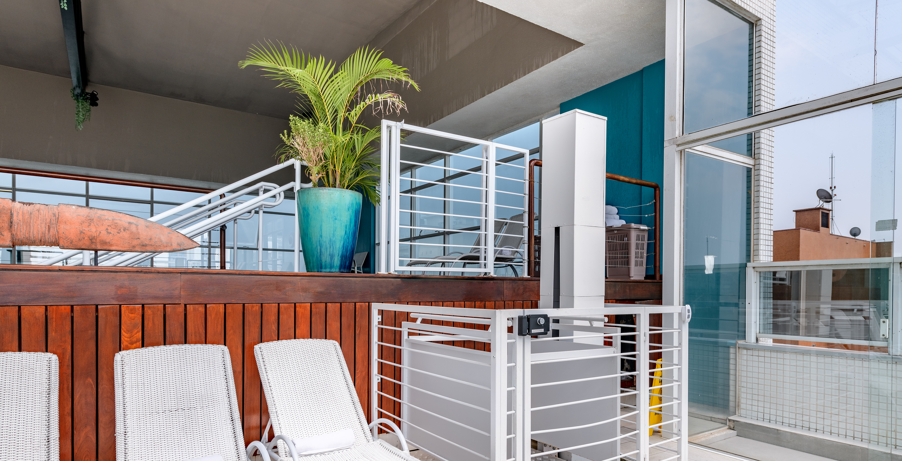 The Pestana Curitiba has a sun lounger area by the pool for relaxation and sunbathing