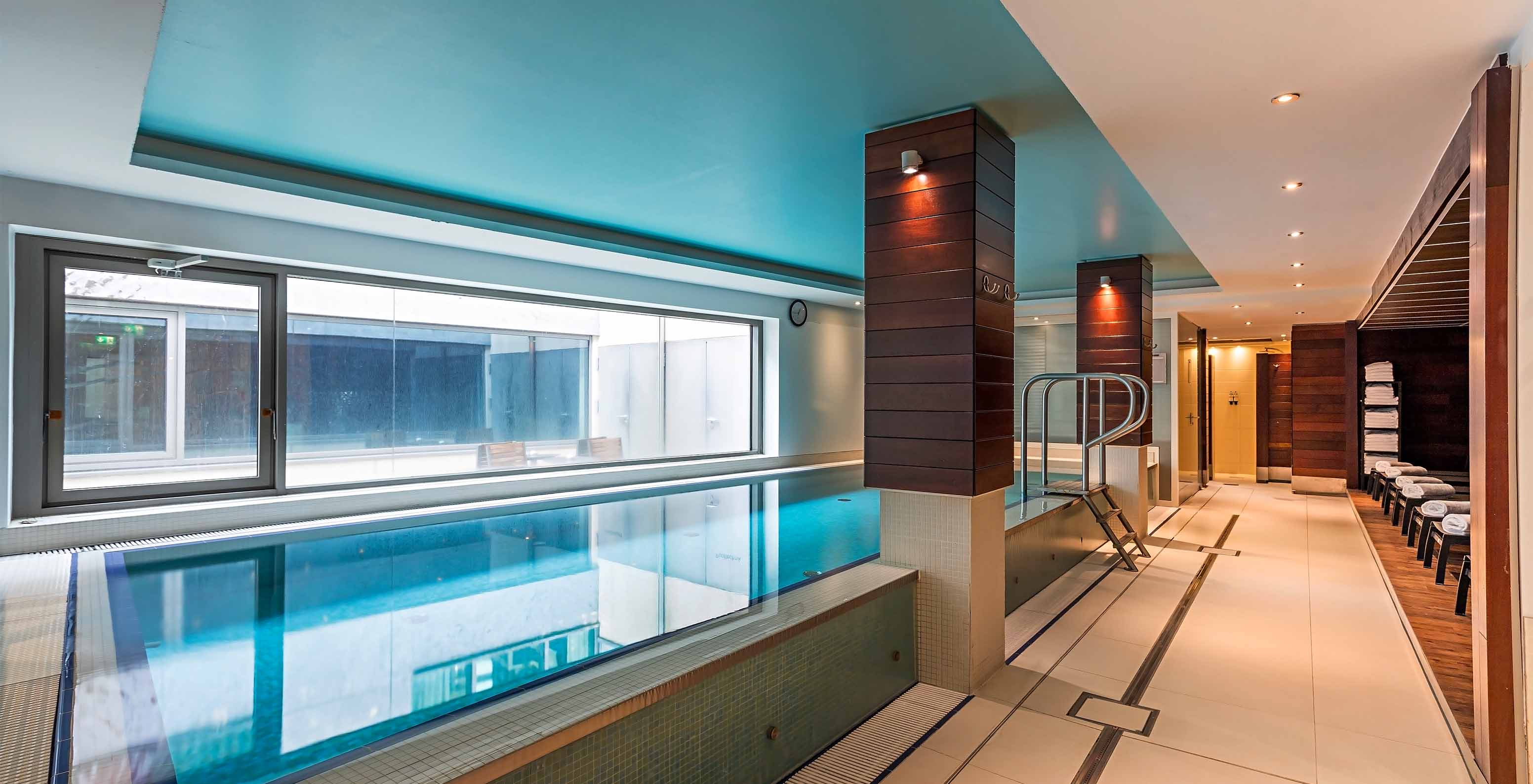 El Pestana Berlín, hotel central en Berlín junto a Tiergarten, tiene una piscina interior con vista al exterior