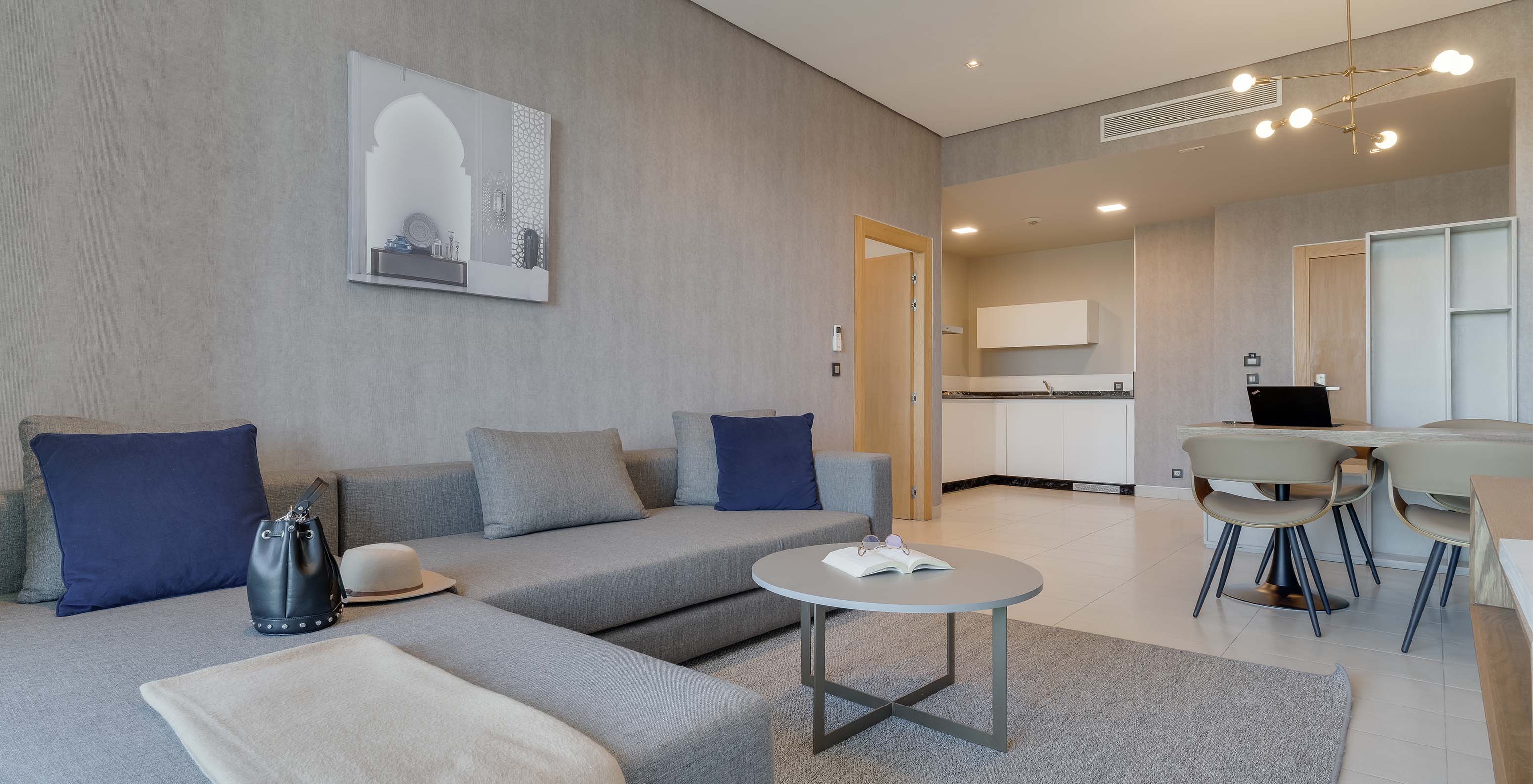 La Suite Premium Superior del Pestana Casablanca tiene un sofá cómodo con chaise longue y kitchenette