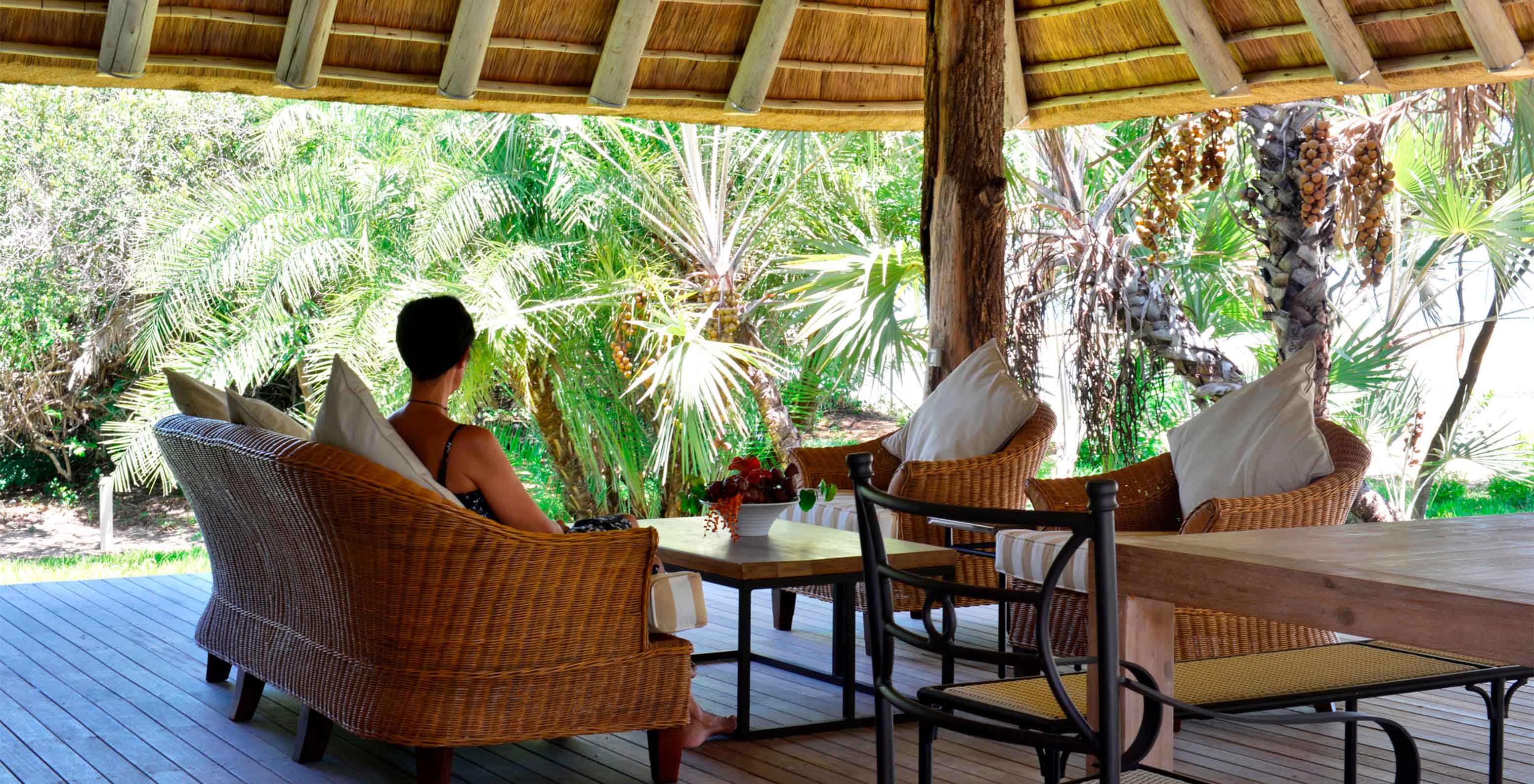 Pestana Bazaruto Lodge, un hotel con bungalows en la Playa de Bazaruto en Mozambique, tiene espacios comunes para relajarse