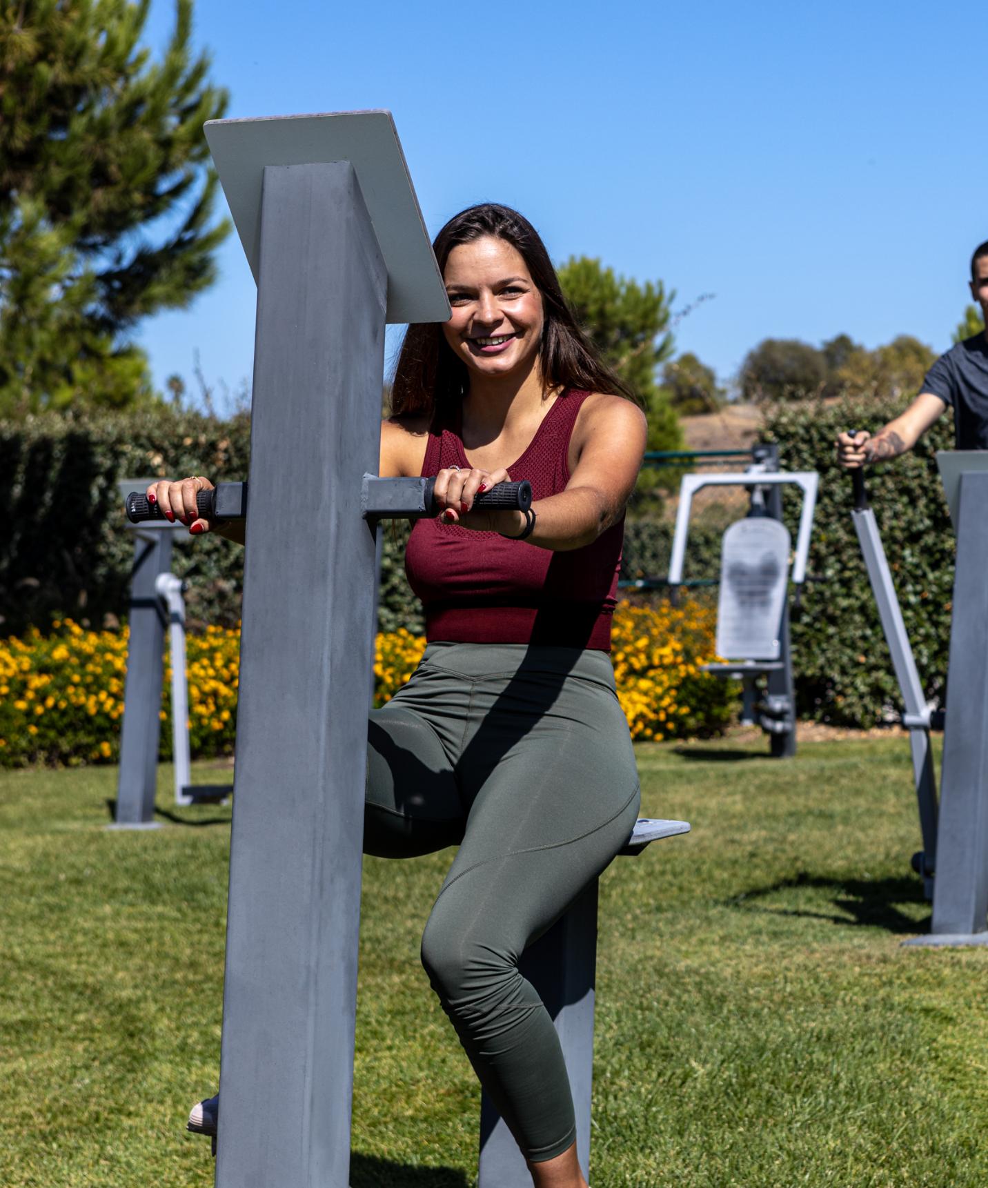 El Pestana Alvor South Beach tiene algunas máquinas para practicar deporte en los jardines del hotel