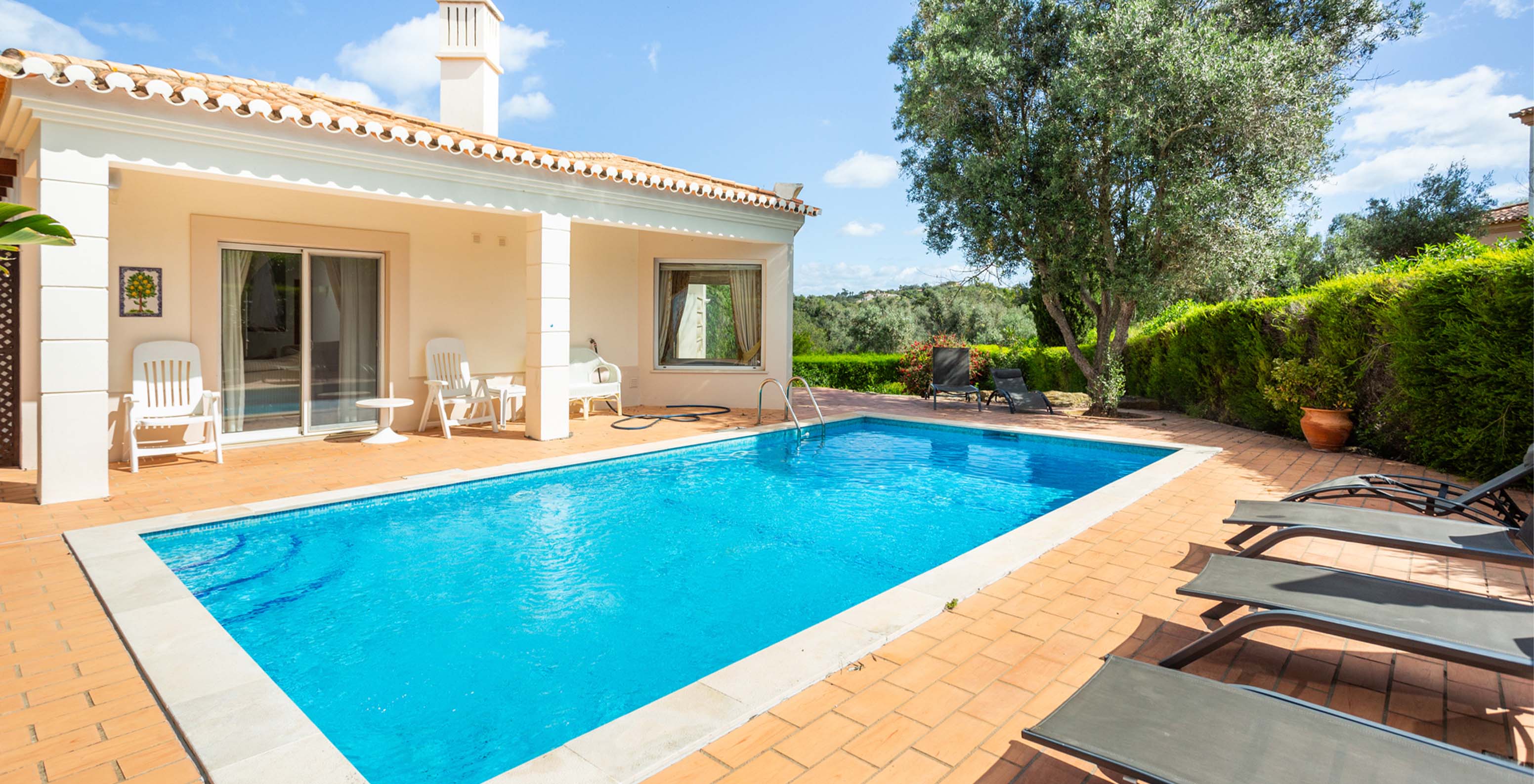 La Villa de 3 Dormitorios del Pestana Carvoeiro Golf tiene terraza con piscina exterior privada, sillas y tumbonas