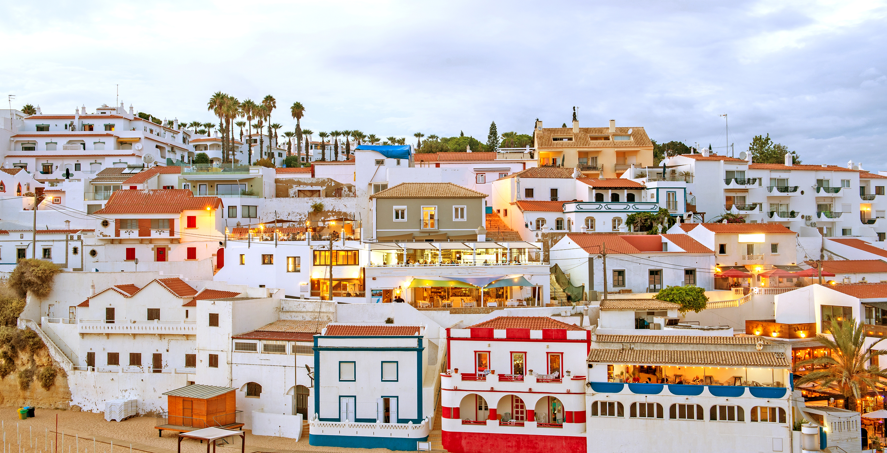 Pueblo de Carvoeiro, con varias casas algarvias, iluminadas por la luz del crepúsculo