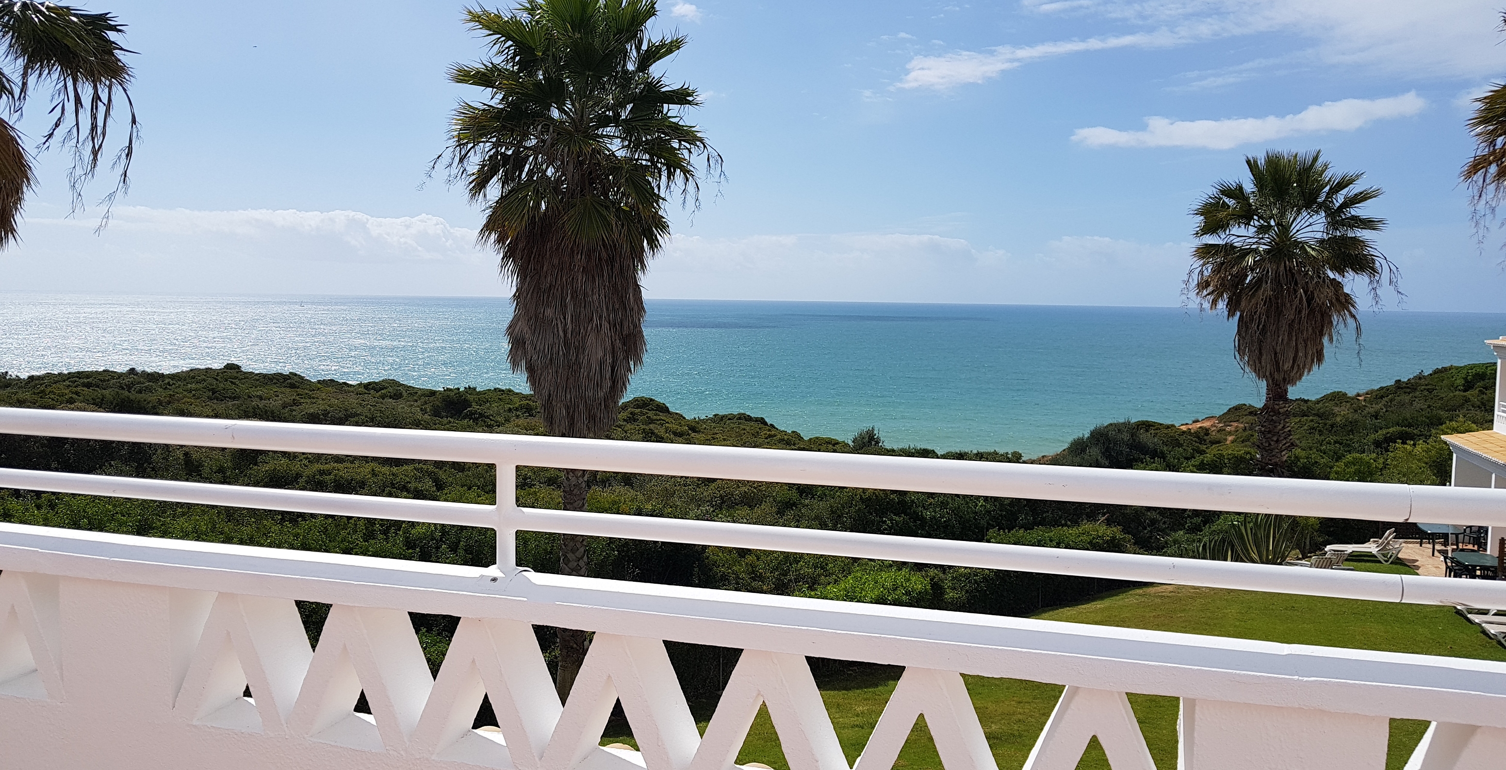 El Apartamento T2 Premium del Pestana Palm Gardens tiene una terraza con vista al jardín verde, palmeras y al mar